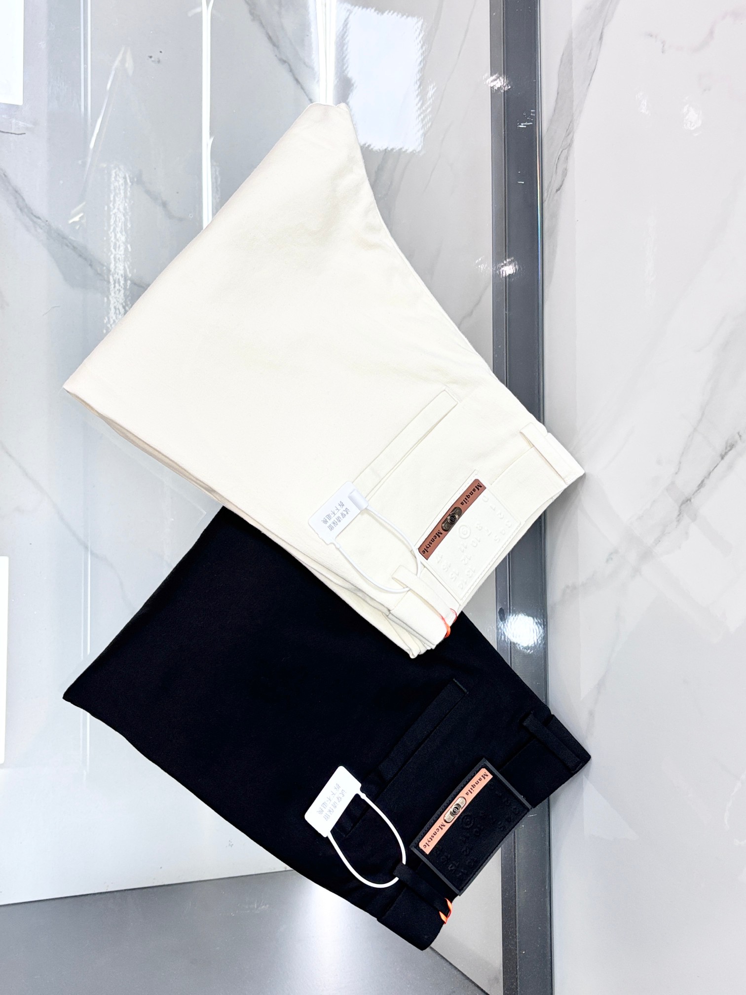 NO:830640,Margiela's high-end customization, the latest 2026 casual trousers and five-pocket trousers, sold simultaneously at the counter. Original customized replica. Hardware accessories supplied by customers. Original quality. Imported composite fabrics. Anti-wrinkle and firm, breathable and comfortable. Fine workmanship and excellent upper body!  ……………………………………………………………… Size29-38,, masion margiela,19860909马吉拉 高端定制、2026最新款休闲裤五袋西裤,柜台同步发售 原版定制复刻 客供五金辅料 原单品质 进口复合面料 抗皱坚挺,透气舒适.做工走线精细 上身绝佳！…………………………………………………… Size29-38,,masion margiela,,Men's clothing