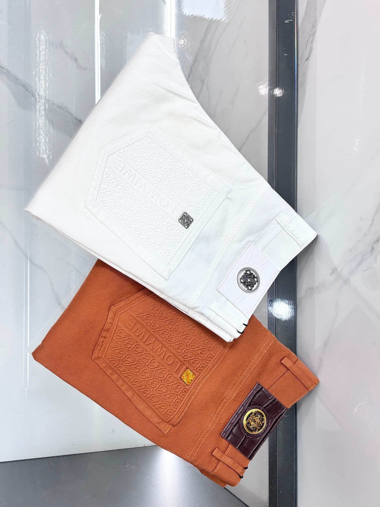 NO:830649,Luo Yiwei high-end customization, the latest 2026 casual trousers and five-pocket trousers, sold simultaneously at the counter. Original customized replica. Customer-supplied hardware accessories. Original quality. Imported composite fabrics. Anti-wrinkle and firm, breathable and comfortable. Fine workmanship and routing. Excellent upper body!  ……………………………………………………………… Size29-38,,loewe,19860909罗意威 高端定制、2026最新款休闲裤五袋西裤,柜台同步发售 原版定制复刻 客供五金辅料 原单品质 进口复合面料 抗皱坚挺,透气舒适.做工走线精细 上身绝佳！…………………………………………………… Size29-38,,loewe,,Men's clothing
