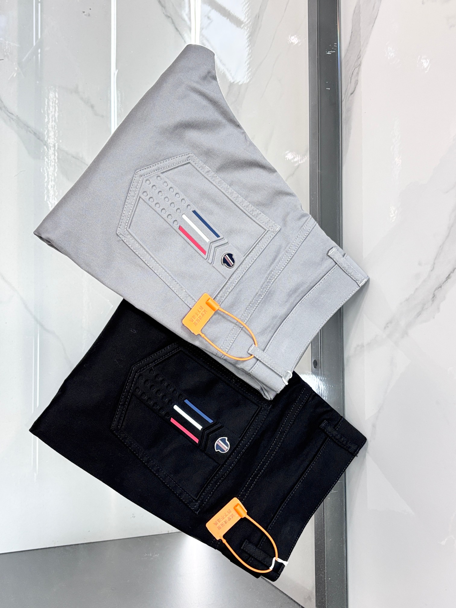 NO:837205,Mouth cover, high-end customization, 2026 latest casual trousers, five-pocket trousers, sold simultaneously at the counter. Original customized replica. Hardware accessories supplied by customers. Original quality. Imported composite fabrics. Anti-wrinkle and firm, breathable and comfortable. Fine workmanship and excellent upper body!  ……………………………………………………………… Size29-38,,Moncler,19860909蒙口 高端定制、2026最新款休闲裤五袋西裤,柜台同步发售 原版定制复刻 客供五金辅料 原单品质 进口复合面料 抗皱坚挺,透气舒适.做工走线精细 上身绝佳！…………………………………………………… Size29-38,,Moncler,,Men's clothing