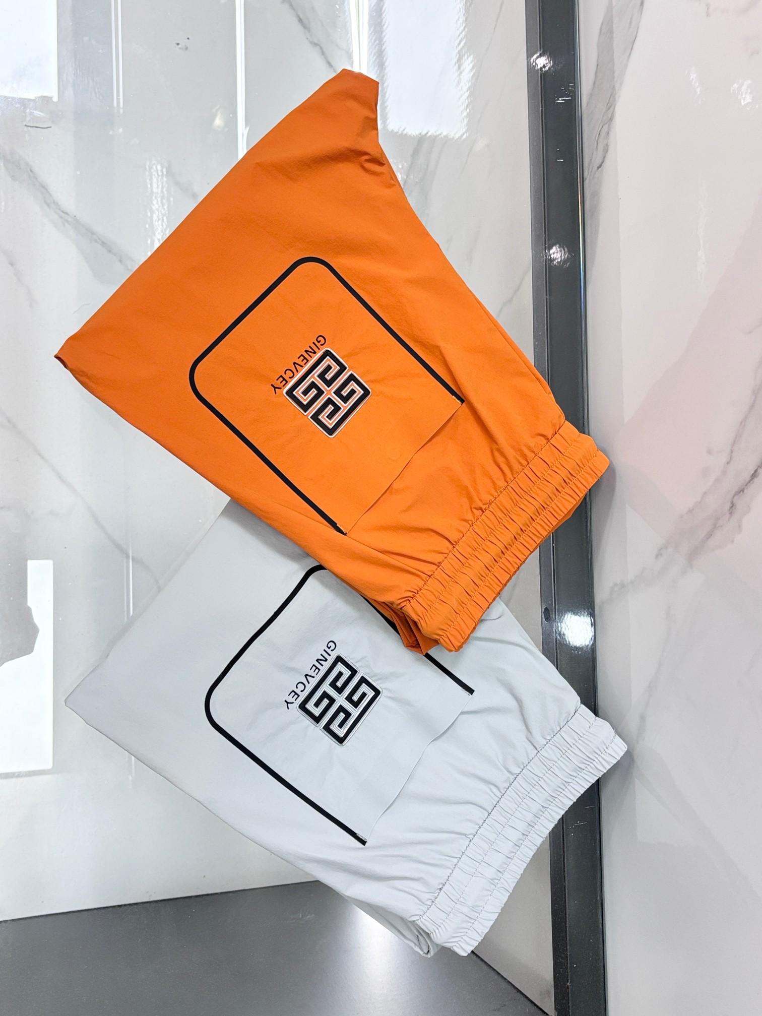 NO:839145,Givenchy's new products are on the market at the same time. High-quality fashionable casual pants made from original orders. Super versatile. Exclusively customized fabrics, with a delicate and soft feel, comfortable close-fitting, and a super stylish upper body! Original customized latest hardware accessories. Super beautiful shape, upper body and slender legs, impeccable lining and wiring, suitable for any occasion,…………………………………………………… SizeM-XXXL,,givenchy,19860909纪梵希 新品同步上市.原单订制高品质时尚休闲裤.超级百搭款.独家定制面料,手感细腻柔软,贴身舒适,上身超有型！原版定制最新五金辅料.超靓版型、上身显腿修长,內里,走线都无可挑剔,任何场合都可出席,…………………………………………………… SizeM-XXXL,,givenchy,,Men's clothing