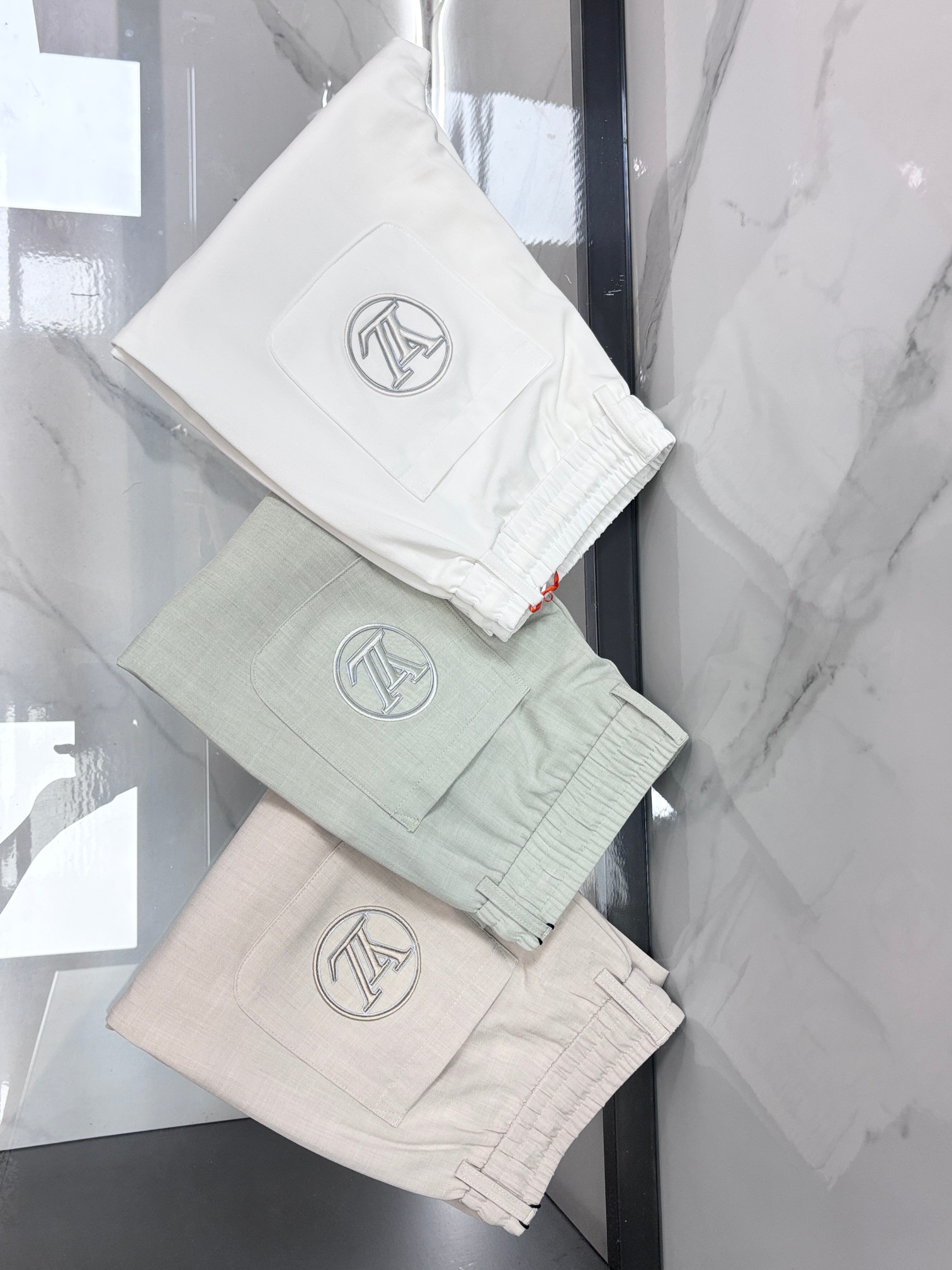 NO:839140,Lv new products are on the market at the same time. High-quality fashionable casual pants made from original orders. Super versatile. Exclusively customized fabrics, with a delicate and soft feel, comfortable close-fitting, and a super stylish upper body! Original customized latest hardware accessories. Super beautiful shape, the upper body shows slender legs, the lining and wiring are impeccable, you can attend any occasion,…………………………………………………… SizeM-XXXL,, louis vuitton,19860909Lv 新品同步上市.原单订制高品质时尚休闲裤.超级百搭款.独家定制面料,手感细腻柔软,贴身舒适,上身超有型！原版定制最新五金辅料.超靓版型、上身显腿修长,內里,走线都无可挑剔,任何场合都可出席,…………………………………………………… SizeM-XXXL,,louis vuitton,,Men's clothing