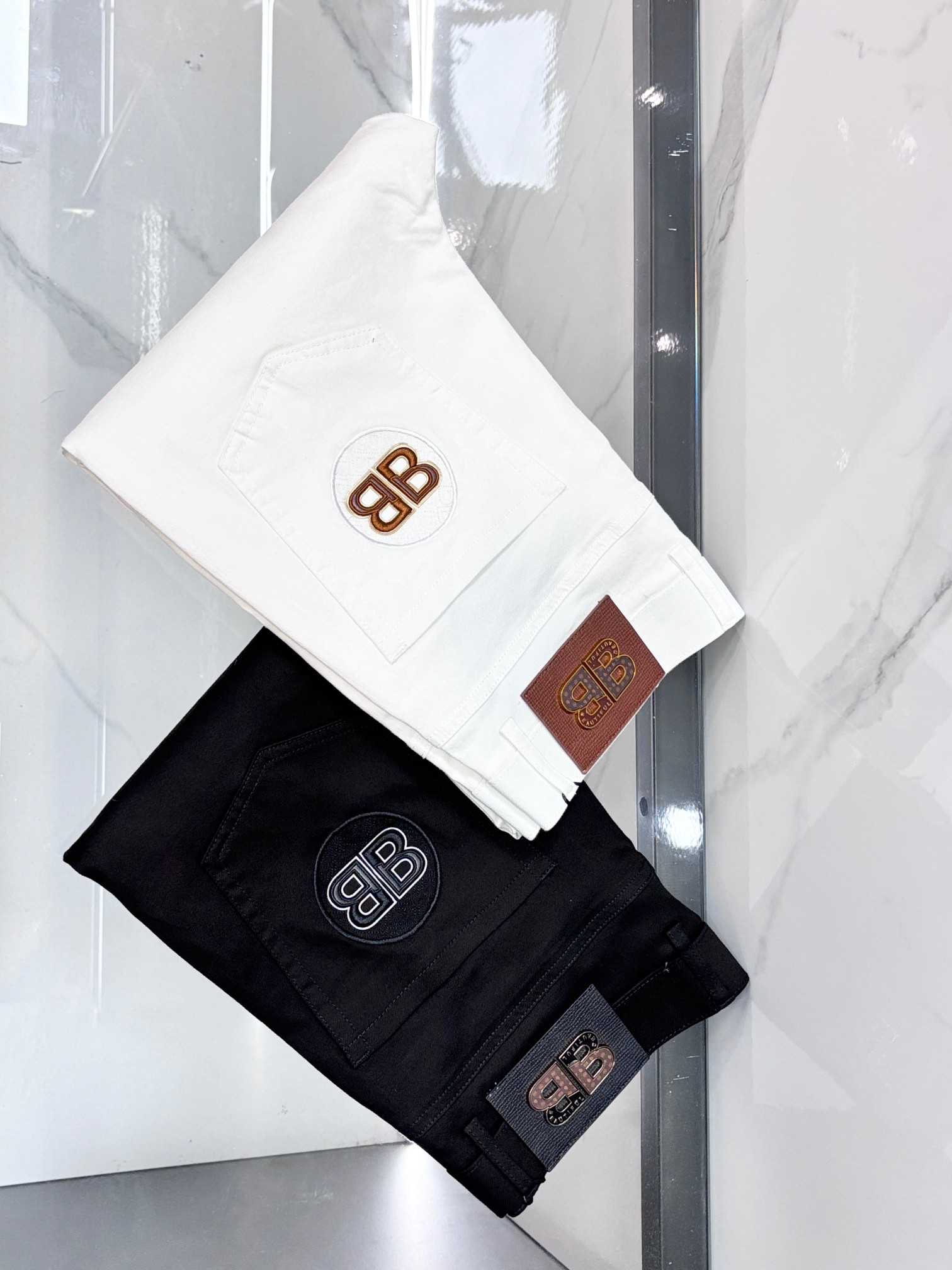 NO:839135,Balenciaga high-end customization, 2026 latest casual trousers, five-pocket trousers, sold simultaneously at the counter. Original customized replica. Customer-supplied hardware accessories. Original quality. Imported composite fabrics. Anti-wrinkle and firm, breathable and comfortable. Fine workmanship and excellent upper body!  ……………………………………………………………… Size29-38,,balenciaga,19860909巴黎世家 高端定制、2026最新款休闲裤五袋西裤,柜台同步发售 原版定制复刻 客供五金辅料 原单品质 进口复合面料 抗皱坚挺,透气舒适.做工走线精细 上身绝佳！…………………………………………………… Size29-38,,balenciaga,,Men's clothing