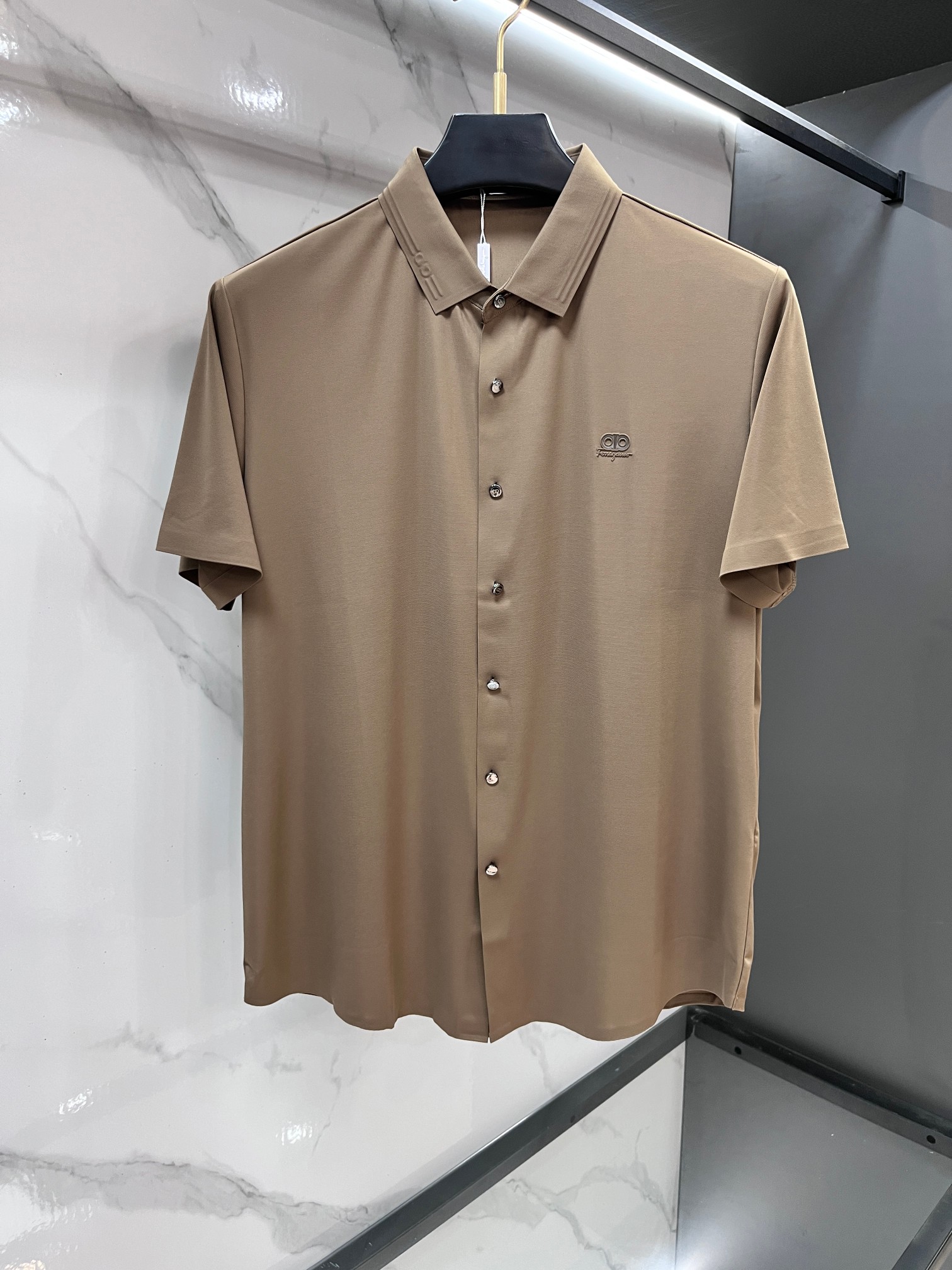 菲拉格慕 2026ss新款翻领短袖衬衫，定制顶级冰爽锦氨无痕衬衫🔥！重工艺设计，时尚大牌元素logo点缀