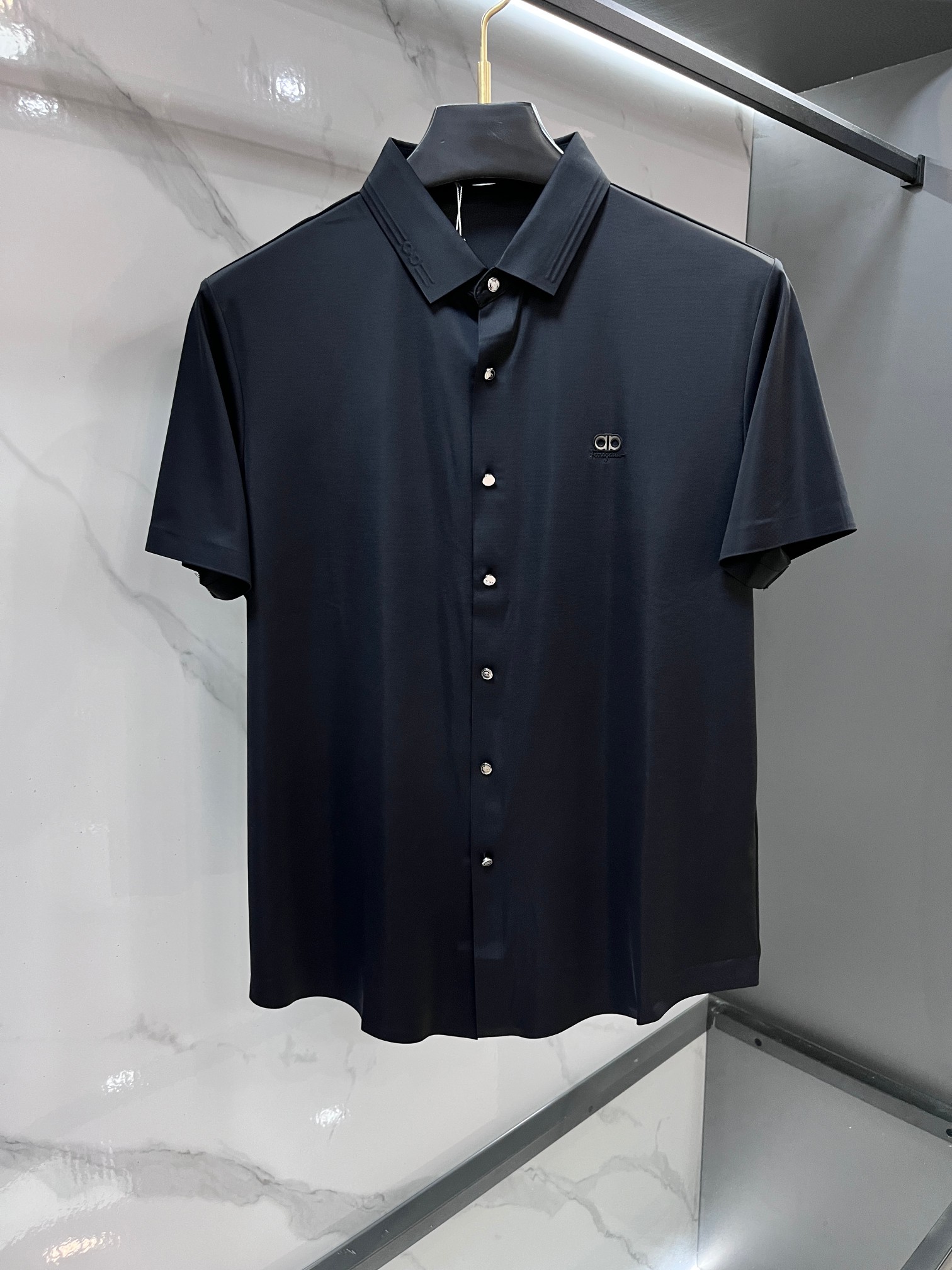 NO:846928,Ferragamo 2026ss new lapel short-sleeved shirt, customized top-notch cool nylon seamless shirt!  Designed with heavy craftsmanship, embellished with logos of fashionable big-name elements, the upper body has a great shape, and the fabric is fine, comfortable and breathable. It looks great with any combination and is a must-have for fashionable men!  ……………………………………………………………… SizeM-XXXXL,,ferragamo,shirts,T-shirt,19860909菲拉格慕 2026ss新款翻领短袖衬衫,定制顶级冰爽锦氨无痕衬衫！重工艺设计,时尚大牌元素logo点缀,上身版型超赞,面料细腻舒适透气,随意搭配都超级好看时尚型男必备款哦！…………………………………………………… SizeM-XXXXL,,ferragamo,shirts,T-shirt,,Men's clothing