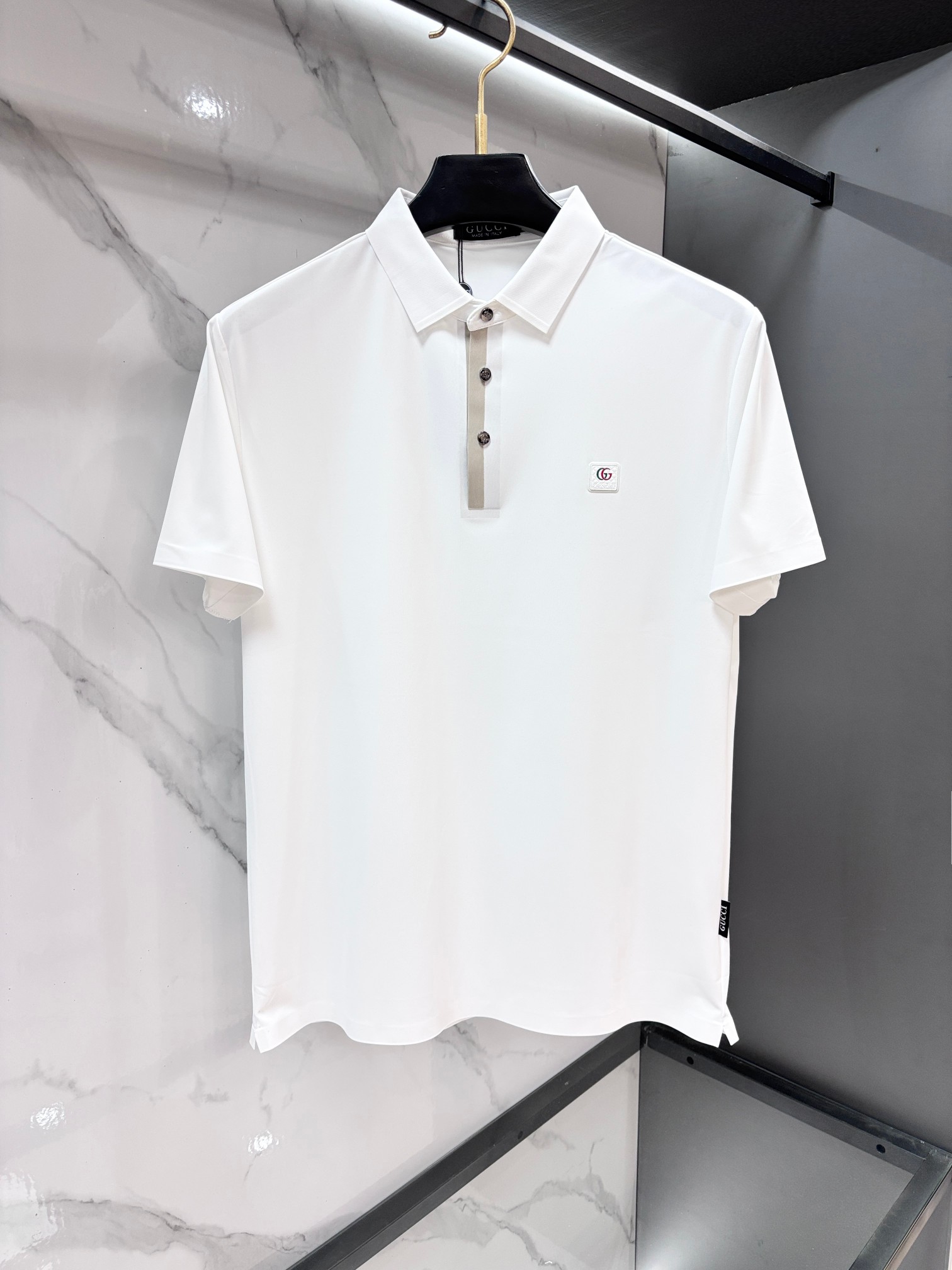 NO:855387,Gucci 2026ss new summer product, men's no-iron anti-quick-drying business short-sleeved POLO shirt, rarely available through trading company channels, ahead of GW sales!  Summer show item, unique texture!  The fabric is silky and shiny, no-iron, anti-wrinkle and full of drape. No matter how you ravage it, it will remain as smooth as ever!  The fabric is made from custom-made imported polyester fiber fabrics. The fabric is wrinkle-resistant, lightweight and easy to care for. It feels light, silky and delicate. It has excellent breathability, moisture absorption and quick-drying properties. The upper body has a cooling effect. It is definitely the best choice for your summer wardrobe. If you get the actual product, you will definitely have an endless desire to repurchase!  The exquisite and smooth hemming and routing technology can withstand the harsh scrutiny and severe test of the masses. The first-class tailoring with basic fit makes the upper body three-dimensional and tall, handsome and charming!  ……………………………………………………………… SizeM-XXXXl,,gucci,T-shirt,19860909Gucci 2026ss夏季新品,男士免烫抗速干商务短袖POLO衫,贸易公司渠道稀出,领先GW发售！夏季秀款单品,独特纹理！面料丝滑冰感有光泽,免烫抗皱垂感十足,不论你如何蹂躏都会顺滑如初！ 面料精选客供定制进口聚酯纤维面料制成,面料抗皱轻盈好打理,手感轻薄丝滑细腻,拥有着极佳的透气吸湿速干性能,上身自带降温功效,绝对是夏日衣橱中不二之选,实物到手绝对会让你有无限回购的渴望！精湛平顺的包边走线工艺,经得起群众苛刻的目光审视及严峻考验,基础合体的一流版型裁剪,上身立体挺拔,帅气迷人！…………………………………………………… SizeM-XXXXl,,gucci,T-shirt,,Men's clothing