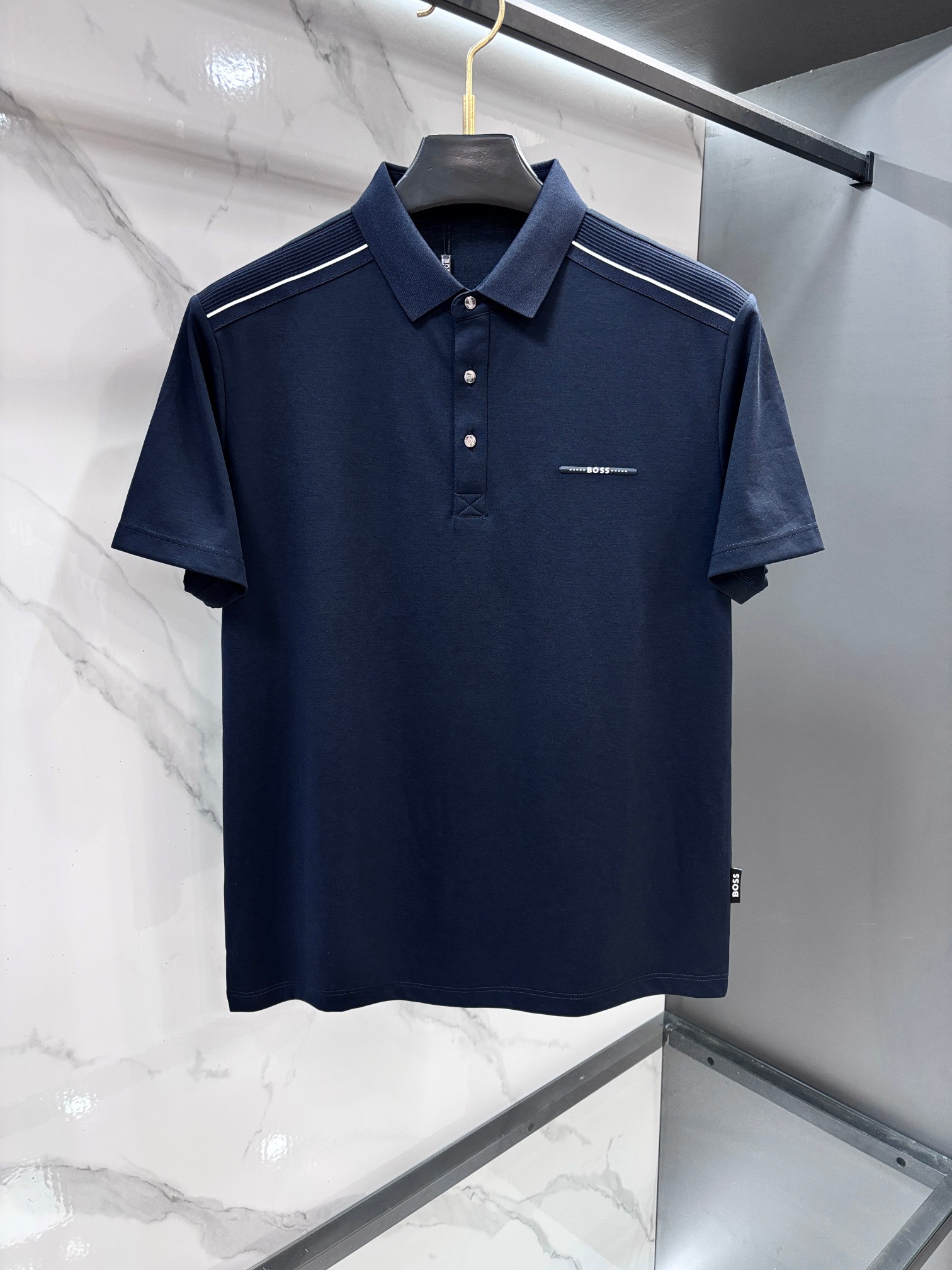 NO:830671,Boss 2026ss new summer product, men's no-iron anti-quick-drying business short-sleeved POLO shirt, rarely available through trading company channels, ahead of GW sales!  Summer show item, unique texture!  The fabric is silky and shiny, no-iron, anti-wrinkle and full of drape. No matter how you ravage it, it will remain as smooth as ever!  The fabric is made from custom-made imported polyester fiber fabrics. The fabric is wrinkle-resistant, lightweight and easy to care for. It feels light, silky and delicate. It has excellent breathability, moisture absorption and quick-drying properties. The upper body has a cooling effect. It is definitely the best choice for your summer wardrobe. If you get the actual product, you will definitely have an endless desire to repurchase!  The exquisite and smooth hemming and routing technology can withstand the harsh scrutiny and severe test of the masses. The first-class tailoring with basic fit makes the upper body three-dimensional and tall, handsome and charming!  ……………………………………………………………… SizeM-XXXXl,,T-shirt,19860909Boss 2026ss夏季新品,男士免烫抗速干商务短袖POLO衫,贸易公司渠道稀出,领先GW发售！夏季秀款单品,独特纹理！面料丝滑冰感有光泽,免烫抗皱垂感十足,不论你如何蹂躏都会顺滑如初！ 面料精选客供定制进口聚酯纤维面料制成,面料抗皱轻盈好打理,手感轻薄丝滑细腻,拥有着极佳的透气吸湿速干性能,上身自带降温功效,绝对是夏日衣橱中不二之选,实物到手绝对会让你有无限回购的渴望！精湛平顺的包边走线工艺,经得起群众苛刻的目光审视及严峻考验,基础合体的一流版型裁剪,上身立体挺拔,帅气迷人！…………………………………………………… SizeM-XXXXl,,T-shirt,,Men's clothing