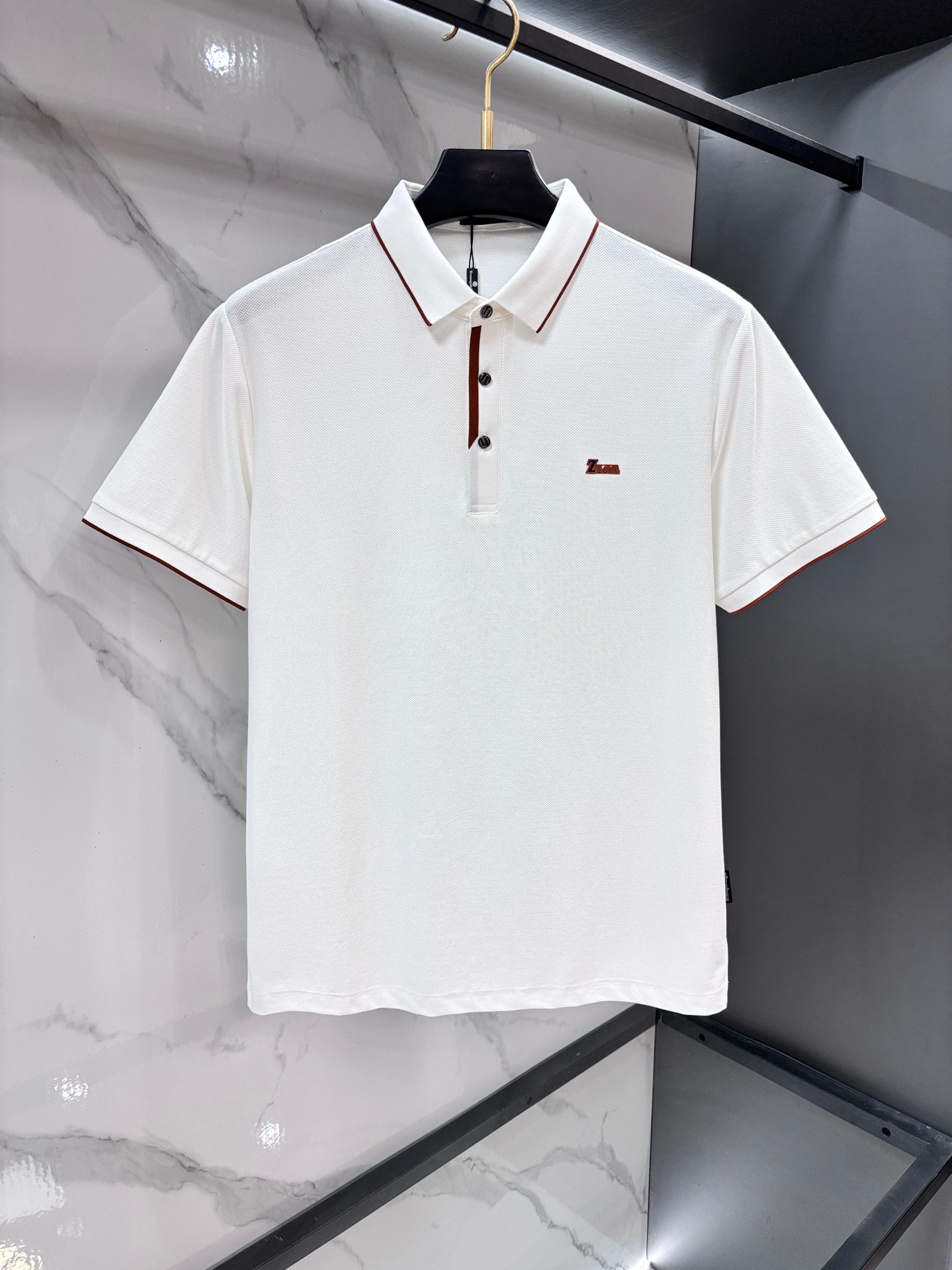 NO:830662,Ermenegildo Zegna 2026ss new men’s lapel Polo shirt in summer counter!  The ceiling-level business men's style of high-end men's clothing!  Simple and fashionable yet elegant, it looks great when worn alone, and quality control/details control can be taken away with your eyes closed. It is low-key, luxurious and connotative!  The custom-woven mesh pique cotton fabric supplied by the customer is carefully made. The mesh texture is evenly arranged on the surface of the fabric. It has excellent breathability and heat dissipation and perspiration. The upper body comfort is completely better than ordinary single-sided jersey tissue!  The classic brand LOGO on the chest is made with top-notch craftsmanship. The LOGO is three-dimensional, clear and full, and has extraordinary texture. Whether it is worn as an inner layer or worn alone, it is a classic product!  The exquisite tailoring process, every detail is handled very standard and delicately, which cannot be compared with other low-end products on the market. It is a must-have basic and versatile Polo shirt for men!  ……………………………………………………………… SizeM-XXXXL,,zegna,19860909杰尼亚 2026ss夏季专柜新款男士翻领Polo衫！高端男装的天花板级别的商务男款！简约时尚大气不失优雅,单穿内搭体面过人,品质控/细节控的闭眼带走,低调又奢华有内涵！客供定织网眼珠地棉布精心制成,面料表面排列均匀整齐的网眼纹理,透气性和散热排汗性极佳,上身舒适程度完全优于普通单面汗布组织！胸前经典的品牌LOGO标识,采用顶级工艺打造,LOGO立体清晰饱满,质感非凡的特质,无论是内搭还是单穿都是一款经典领域的产品！精妙绝伦的裁剪工艺,每一个细节处理的非常标准细腻,非市面一般LOW货可以媲美的,男士必入基础百搭款Polo衫推荐！…………………………………………………… SizeM-XXXXL,,zegna,,Men's clothing