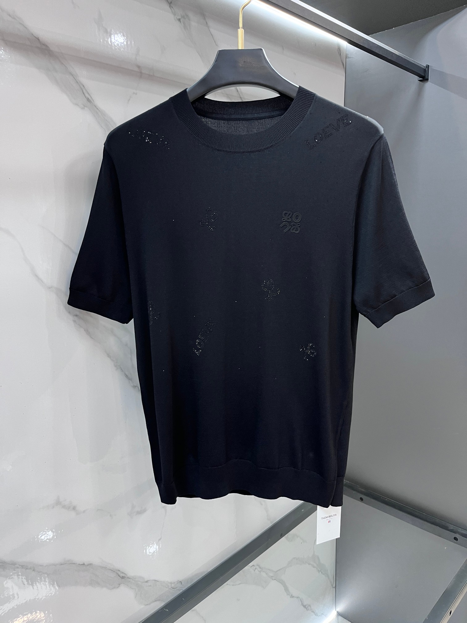 NO:830611,Loewe's 2026ss Spring and Summer Year of the Horse's latest hot-selling boutique knitted short-sleeved T-shirt, made from custom imported soft Yilite fabrics, embellished with fashionable big-name element logos, breathable fabrics, delicate and soft texture, cool and smooth against the body. Moisture-wicking, simple and elegant yet fashionable, three-dimensional tailoring, super stylish upper body!  A must-have for fashionistas!  ……………………………………………………………… SizeM-XXXL,,loewe,T-shirt,tees,t-shirt,19860909罗意威 2026ss马年春夏最新大爆款精品针织短袖T恤,定制进口轻柔伊力特面料,时尚大牌元素logo点缀,会呼吸的面料,质感细腻柔软,贴身冰爽顺滑.吸湿排汗,简约大方又不失时尚,版型立体裁剪,上身超有型！时尚潮人必备款！…………………………………………………… SizeM-XXXL,,loewe,T-shirt,tees，t-shirt,,Men's clothing