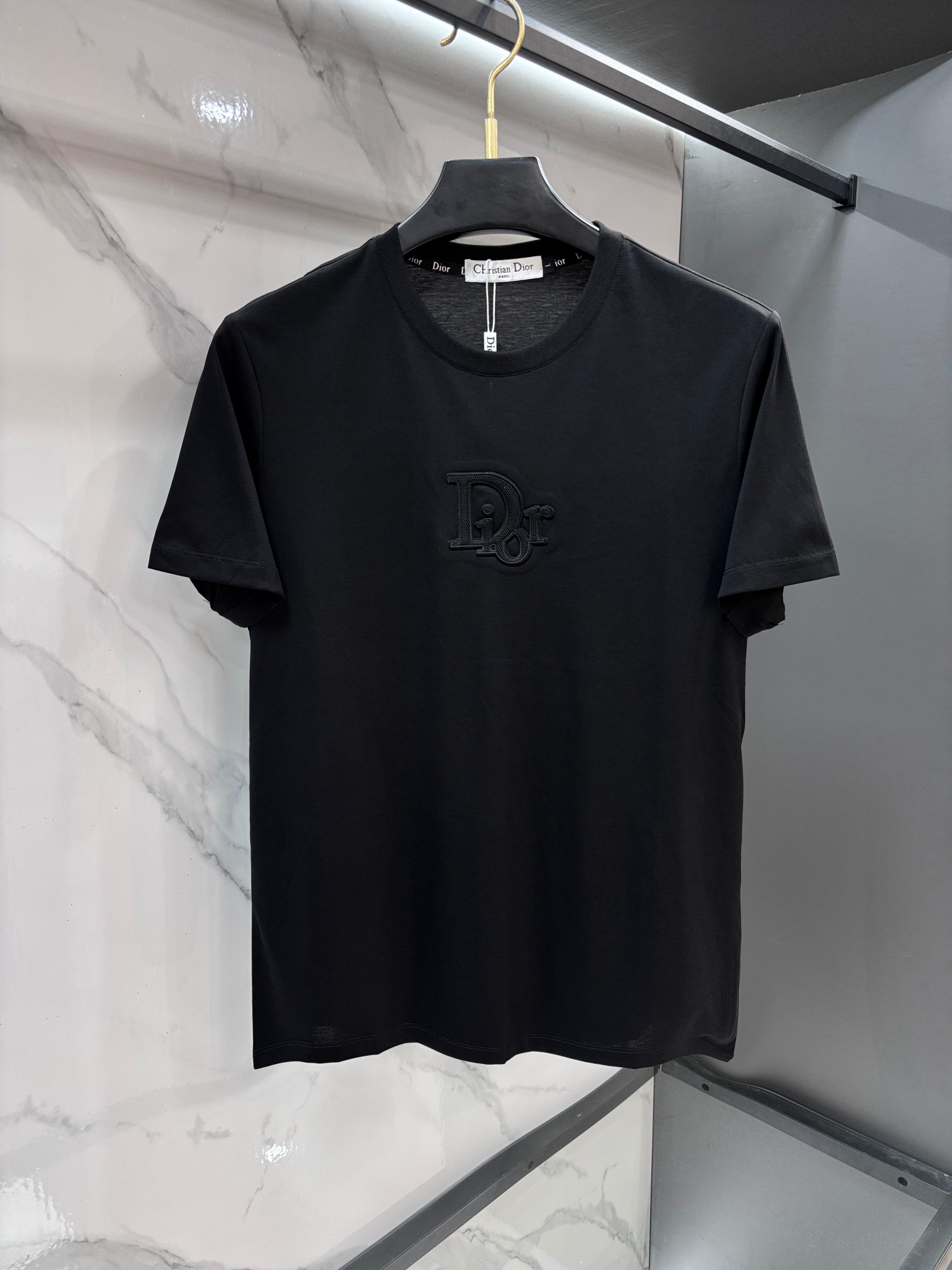 NO:830621,Dior's 2026 latest short-sleeved T-shirt, handsome and fashionable, top-notch design of embossed letter logo on the chest, simple and versatile. The fabric cotton is not only crisp and maintains the trendy silhouette, but also comfortable to wear, and the yarn is more delicate.……………………………………………………………… SizeM-XXXL,, dior, T-shirt, tees, t-shirt,19860909迪奥 2026最新款短袖T恤,帅气时尚,胸前顶级设计凹凸字母logo,简约百搭款.面料棉 不仅挺括,保持潮流的廓形,又穿着舒适,纱织更细腻.…………………………………………………… SizeM-XXXL,,dior,T-shirt,tees，t-shirt,,Men's clothing