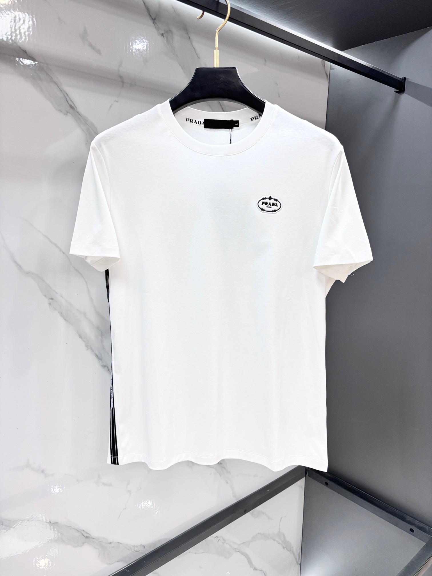 NO:830631,Prada 2026 latest short-sleeved T-shirt, handsome and fashionable, with top-notch design of embossed letter logo on the chest, simple and versatile. The fabric cotton is not only crisp and maintains the trendy silhouette, but also comfortable to wear, and the yarn is more delicate.……………………………………………………………… SizeM-XXXL,,prada,T-shirt,tees,t-shirt,19860909普拉达 2026最新款短袖T恤,帅气时尚,胸前顶级设计凹凸字母logo,简约百搭款.面料棉 不仅挺括,保持潮流的廓形,又穿着舒适,纱织更细腻.…………………………………………………… SizeM-XXXL,,prada,T-shirt,tees，t-shirt,,Men's clothing
