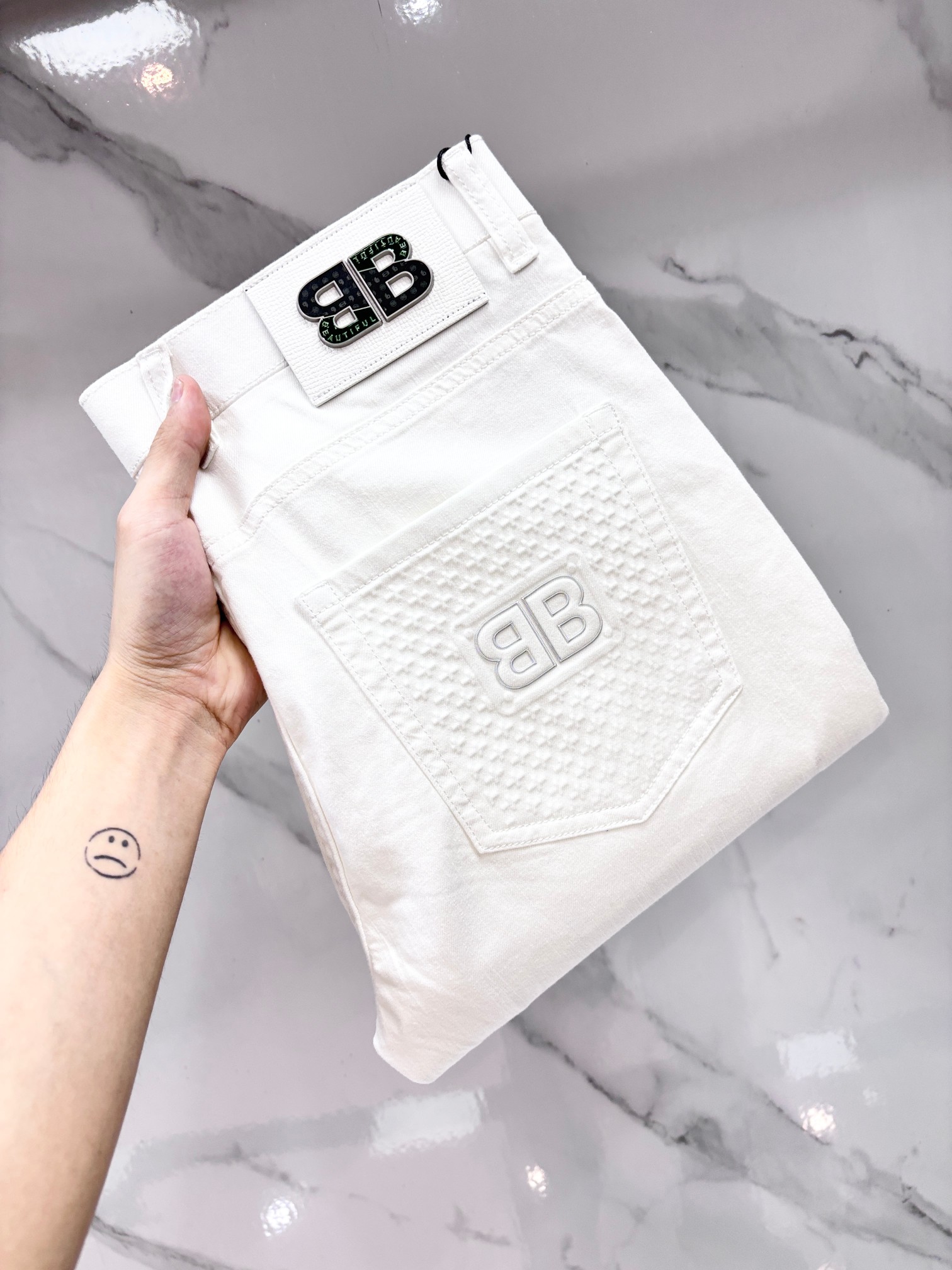 NO:957157,Balenciaga high-end customization, 2026 latest casual trousers, five-pocket trousers, sold simultaneously at the counter. Original customized replica. Customer-supplied hardware and accessories. Original quality. Imported composite fabrics. Anti-wrinkle and firm, breathable and comfortable. Fine workmanship and excellent upper body!  ……………………………………………………………… Size29-38,,balenciaga,19860909巴黎世家 高端定制、2026最新款休闲裤五袋西裤,柜台同步发售 原版定制复刻 客供五金辅料 原单品质 进口复合面料 抗皱坚挺,透气舒适.做工走线精细 上身绝佳！…………………………………………………… Size29-38,,balenciaga,,Men's clothing