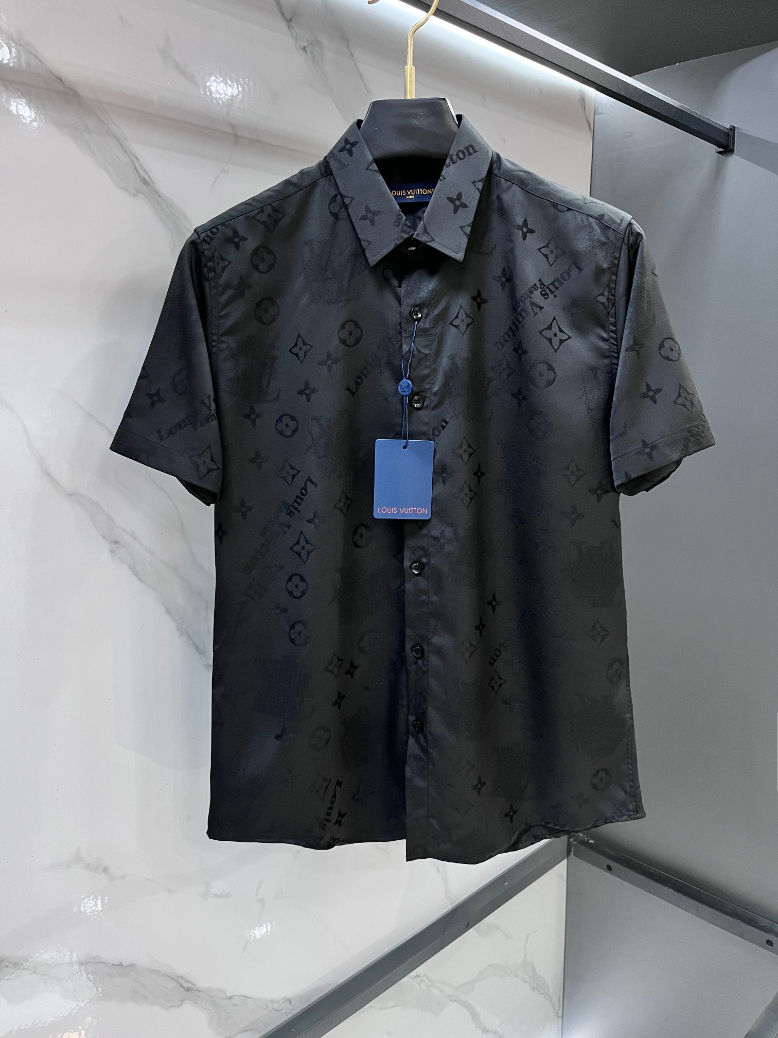 NO:839205,Lv 2026ss new men's short-sleeved shirt, high-end version!  Customized fabric with high breathability and comfort, impeccable details, brand element design concept, reflecting high quality. It feels delicate and soft!  It presents a casual cut and the upper body shape is awesome!  …………………………………………………… SizeM-XXXL,,louis vuitton,shirts,T-shirt,19860909Lv 2026ss新款男士短袖 衬衫 衬衣,高端版本！定制面料 透气舒适度高,细节无可挑剔,品牌元素设计理念,体现高品质.手感细腻柔软！呈现休闲裁剪,上身版型超赞！…………………………………………………… SizeM-XXXL,,louis vuitton,shirts,T-shirt,,Men's clothing