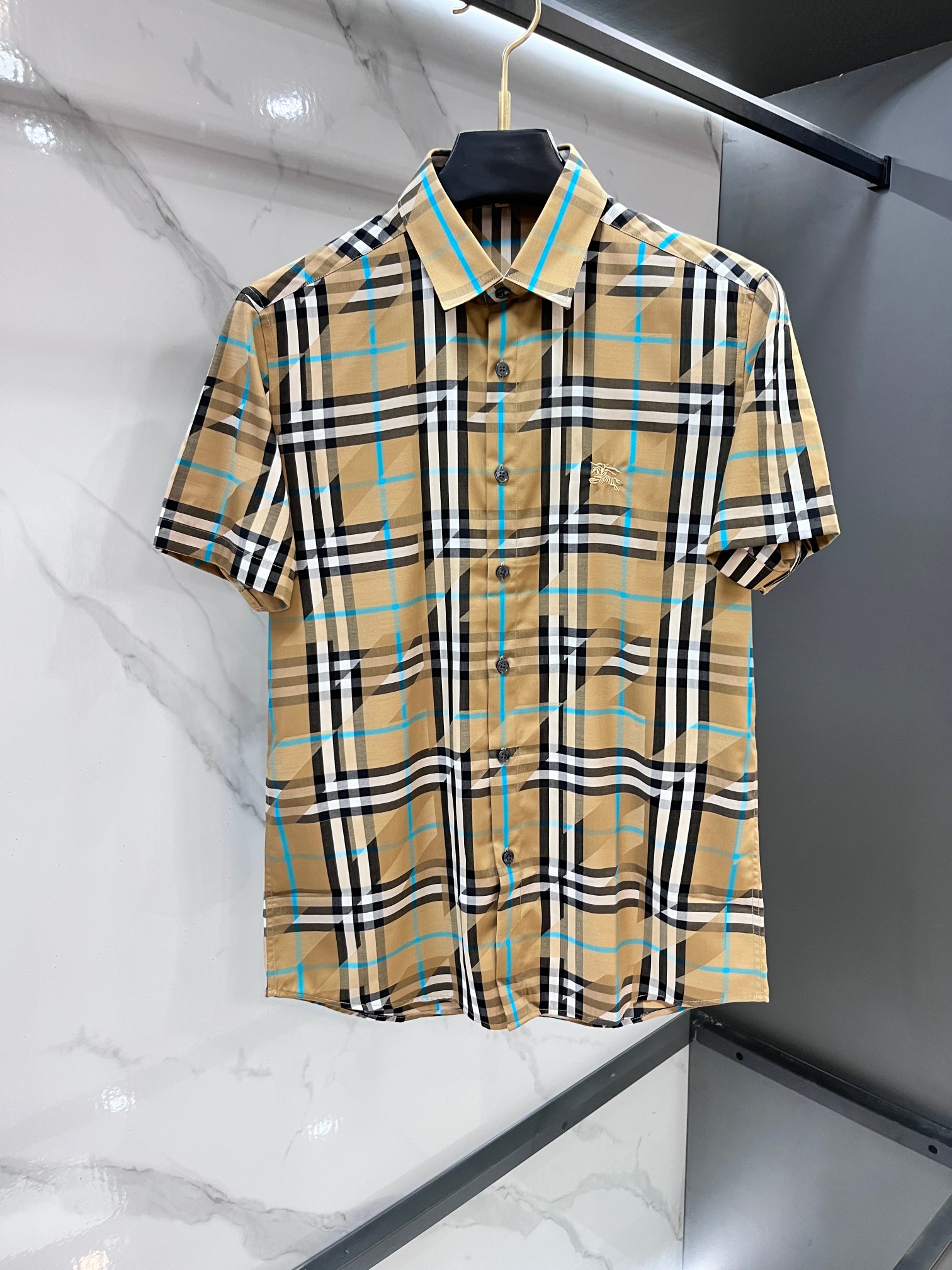 NO:855370,Burberry official website 1:1 original quality 26ss new autumn and winter plaid alignment shirt original 3, purchased and developed, the fabric is made of nylon custom-woven plaid pattern to ensure the wear resistance and wrinkle resistance of the body. The whole body is cut according to the access control alignment textbook, infrared laser positioning pattern cutting, complete three standards, assembly line large factory ready-made clothes, neatly routed. ZP consistent.…………………………………………………… SizeM-XXXL,, burberry, shirts,19860909巴宝莉 官网1:1原单品质26ss新款秋冬格子对位衬衫原版3,购入开发,面料采用锦纶定织格纹图案,确保衣身的耐磨性和抗皱性.全身根据门禁对位教材,红外线激光定位纸样切割 三标齐全,流水线大厂成衣,走线工整.ZP一致.…………………………………………………… SizeM-XXXL,,burberry,shirts,,Men's clothing