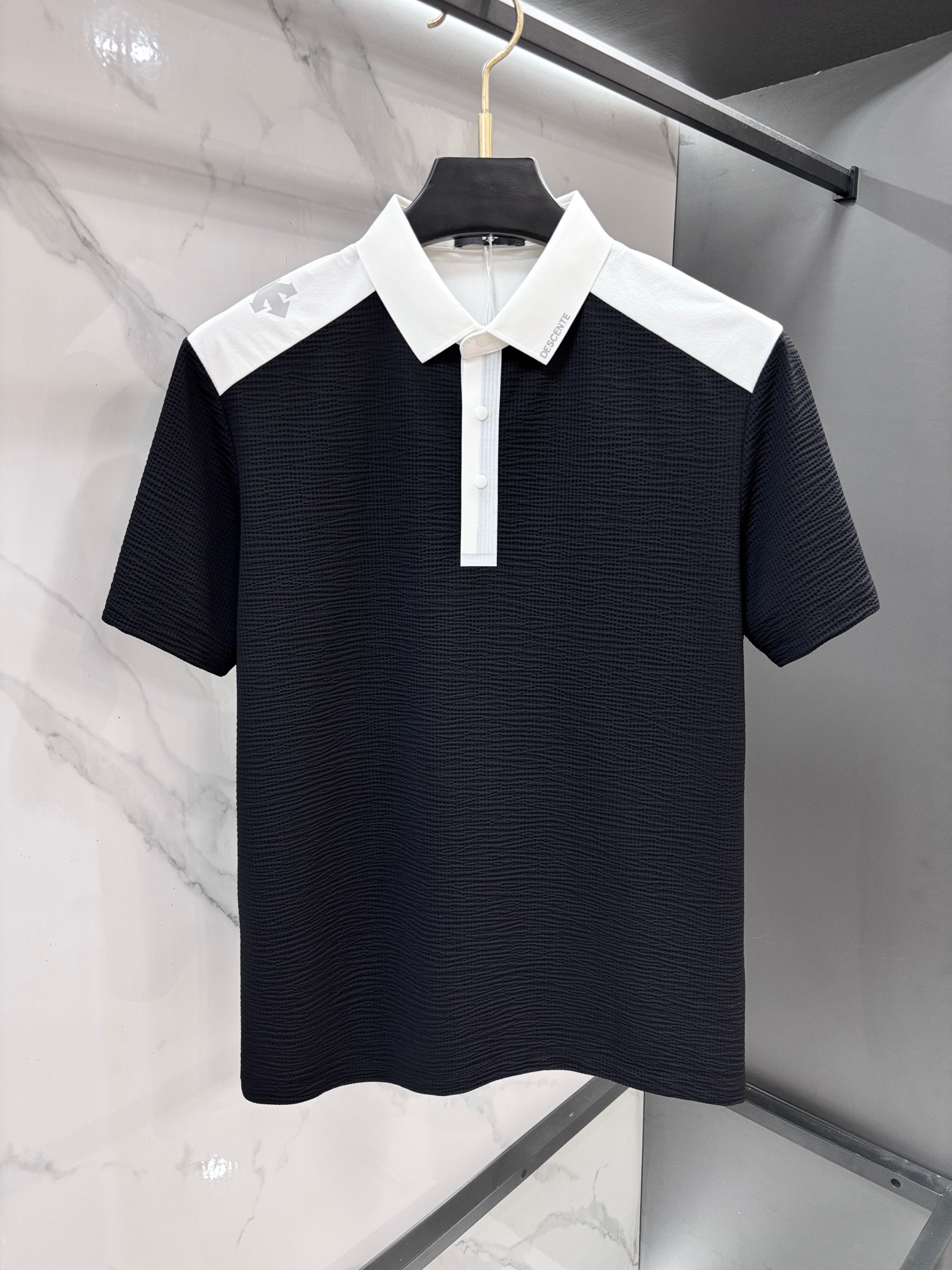 NO:839138,Descente 2026ss new summer product, men's no-iron anti-quick-drying business short-sleeved POLO shirt, rarely available through trading company channels, ahead of GW sales!  Summer show item, unique texture!  The fabric is silky and shiny, no-iron, anti-wrinkle and full of drape. No matter how you ravage it, it will remain as smooth as ever!  The fabric is made from custom-made imported polyester fiber fabrics. The fabric is wrinkle-resistant, lightweight and easy to care for. It feels light, silky and delicate. It has excellent breathability, moisture absorption and quick-drying properties. The upper body has a cooling effect. It is definitely the best choice for your summer wardrobe. If you get the actual product, you will definitely have an endless desire to repurchase!  The exquisite and smooth hemming and routing technology can withstand the harsh scrutiny and severe test of the masses. The first-class tailoring with basic fit makes the upper body three-dimensional and tall, handsome and charming!  ……………………………………………………………… SizeM-XXXXl,,T-shirt,19860909迪桑特 2026ss夏季新品,男士免烫抗速干商务短袖POLO衫,贸易公司渠道稀出,领先GW发售！夏季秀款单品,独特纹理！面料丝滑冰感有光泽,免烫抗皱垂感十足,不论你如何蹂躏都会顺滑如初！ 面料精选客供定制进口聚酯纤维面料制成,面料抗皱轻盈好打理,手感轻薄丝滑细腻,拥有着极佳的透气吸湿速干性能,上身自带降温功效,绝对是夏日衣橱中不二之选,实物到手绝对会让你有无限回购的渴望！精湛平顺的包边走线工艺,经得起群众苛刻的目光审视及严峻考验,基础合体的一流版型裁剪,上身立体挺拔,帅气迷人！…………………………………………………… SizeM-XXXXl,,T-shirt,,Men's clothing