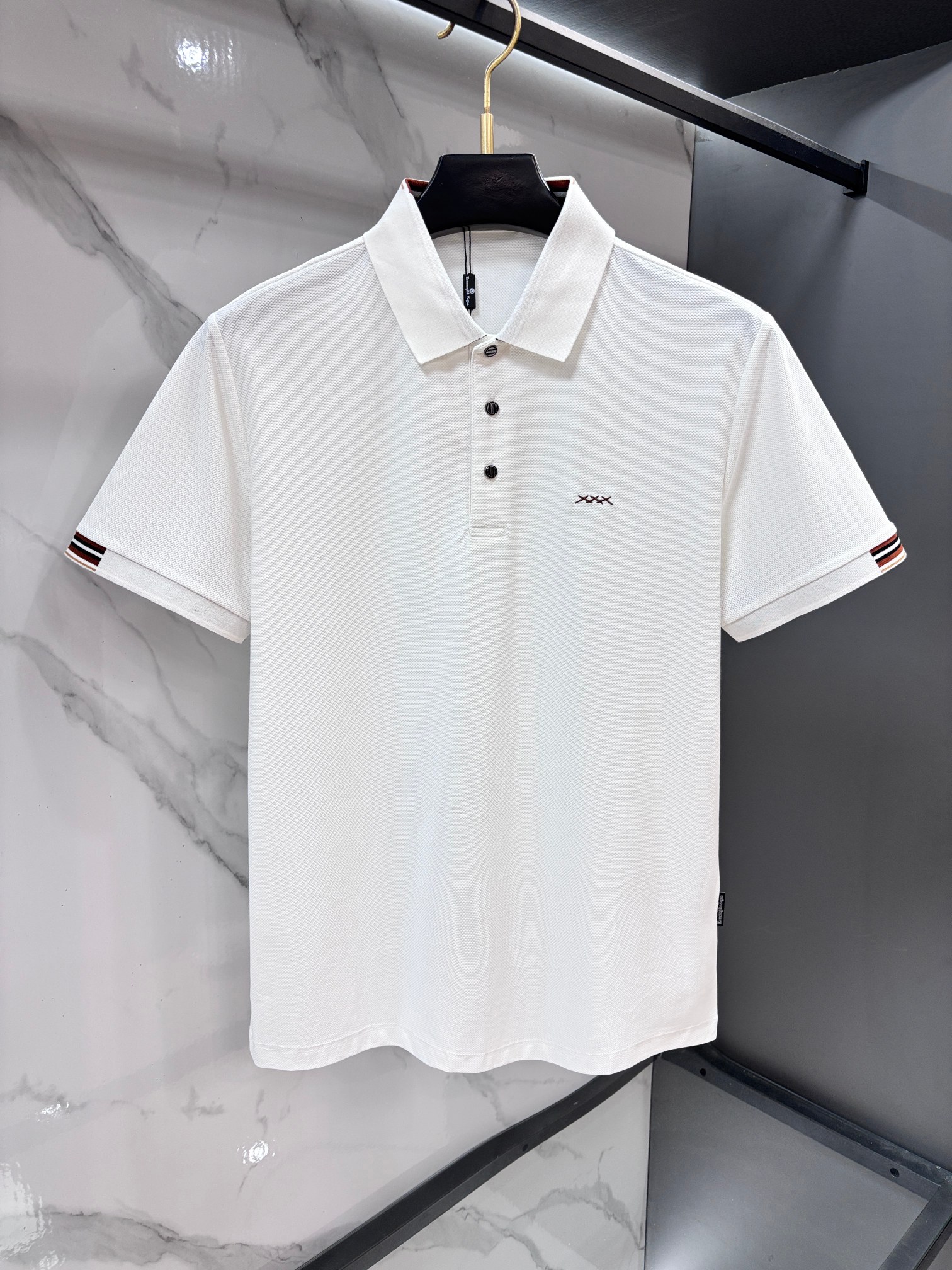 NO:915315,Ermenegildo Zegna 2026ss new men’s lapel Polo shirt in summer counter!  The ceiling-level business men's style of high-end men's clothing!  Simple and fashionable yet elegant, it looks great when worn alone, and quality control/details control can be taken away with your eyes closed. It is low-key, luxurious and connotative!  The custom-woven mesh pique cotton fabric supplied by the customer is carefully made. The mesh texture is evenly arranged on the surface of the fabric. It has excellent breathability and heat dissipation and perspiration. The upper body comfort is completely better than ordinary single-sided jersey tissue!  The classic brand LOGO on the chest is made with top-notch craftsmanship. The LOGO is three-dimensional, clear and full, and has extraordinary texture. Whether it is worn as an inner layer or worn alone, it is a classic product!  The exquisite tailoring process, every detail is handled very standard and delicately, which cannot be compared with other low-end products on the market. It is a must-have basic and versatile Polo shirt for men!  ……………………………………………………………… SizeM-XXXXL,,zegna,19860909杰尼亚 2026ss夏季专柜新款男士翻领Polo衫！高端男装的天花板级别的商务男款！简约时尚大气不失优雅,单穿内搭体面过人,品质控/细节控的闭眼带走,低调又奢华有内涵！客供定织网眼珠地棉布精心制成,面料表面排列均匀整齐的网眼纹理,透气性和散热排汗性极佳,上身舒适程度完全优于普通单面汗布组织！胸前经典的品牌LOGO标识,采用顶级工艺打造,LOGO立体清晰饱满,质感非凡的特质,无论是内搭还是单穿都是一款经典领域的产品！精妙绝伦的裁剪工艺,每一个细节处理的非常标准细腻,非市面一般LOW货可以媲美的,男士必入基础百搭款Polo衫推荐！…………………………………………………… SizeM-XXXXL,,zegna,,Men's clothing
