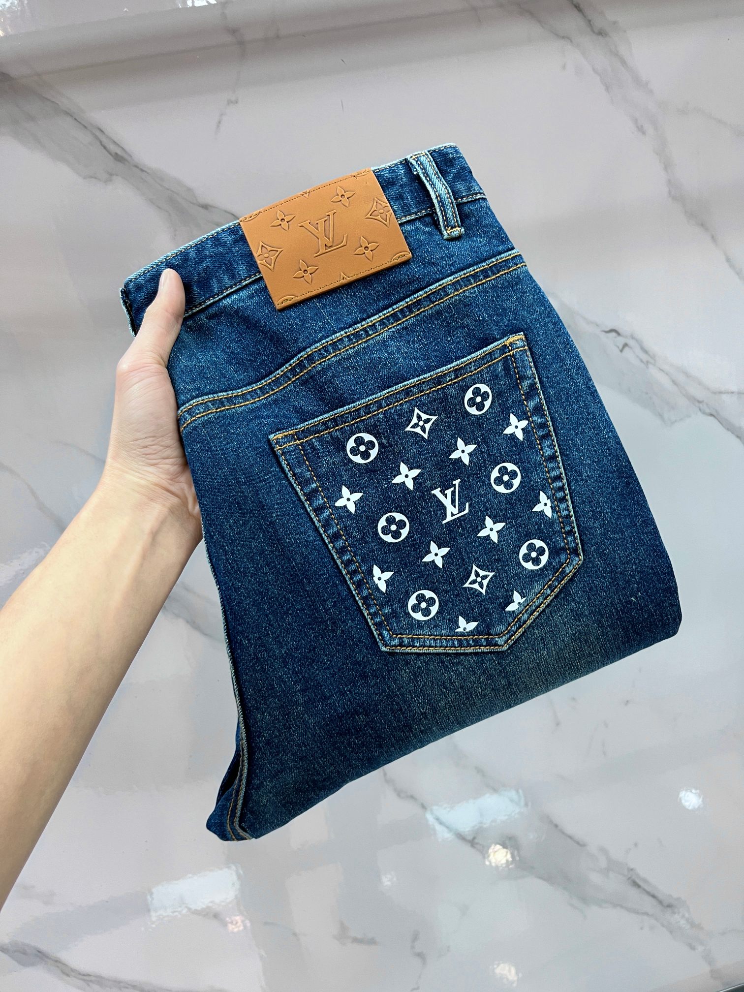 NO:957136,Lv high-end customization, 2026 early autumn latest jeans, simultaneous sale at the counter, original customization, customer-supplied hardware accessories, original order quality, imported solid color denim elastic fabric, heavy washing, fine workmanship and fine routing, excellent upper body!  The preferred items are complete in three sizes.……………………………………………………………… Size30-38, Louis Vuitton, Jeans,19860909Lv 高端定制、2026早秋最新款牛仔裤 柜台同步发售 原版定制 客供五金辅料 原单品质 进口固色牛仔弹力面料 重工洗水 做工走线精细 上身绝佳！优选单品 三标齐全.…………………………………………………… Size30-38,,louis vuitton,jeans,,Men's clothing