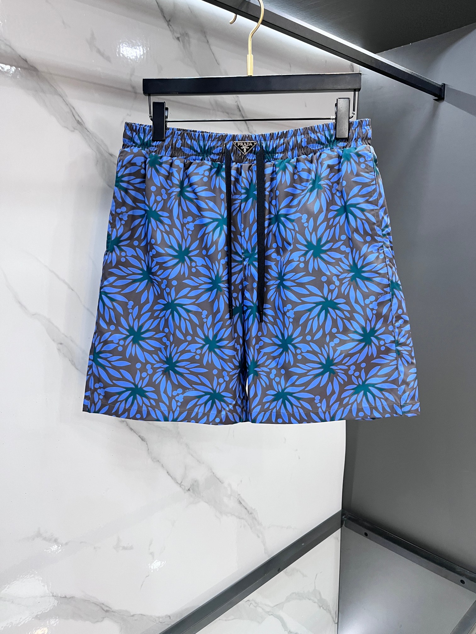 NO:957126,Prada 26SS fully printed ultrasonic embossed dark pattern beach shorts. The overall logo is ultrasonic embossed. 60 high-density plain nylon fabric, starry polyester fiber mesh. Customized waist with the latest brand square logo. Restore hardware 1:1. Summer couples beach shorts. Daily casual shorts, nylon fabric, light and comfortable. Can be worn by both men and women. Customized hardware decoration. Matching accessories. No need to explain. Same style for men and women. ……………………………………………………  SizeM-XXXL,,prada,shorts,19860909普拉达 26SS满印超声波压花暗纹沙滩短裤 整体Logo采用超声波压花 60高密平纹锦纶面料,满天星聚酯纤维网布 定制腰前定制最新品牌方标 还原五金1:1 夏季情侣款 沙滩裤 日常休闲短裤,锦纶面料,轻薄舒适,男女都可以穿,客供五金装饰 对版的辅料 不用多解释 男女同款 …………………………………………………… SizeM-XXXL,,prada,shorts,,Men's clothing