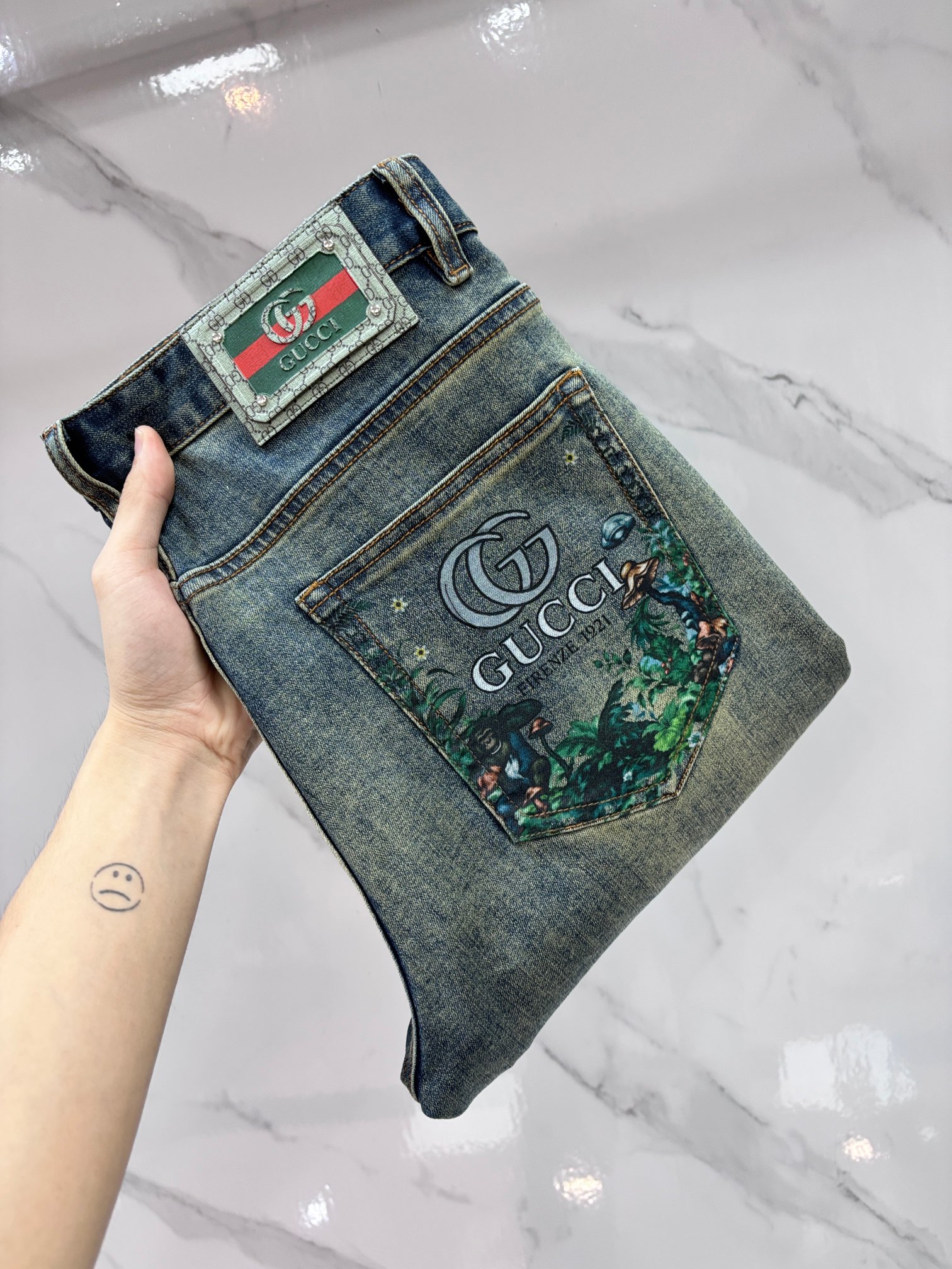 NO:870887,Gucci high-end customization, 2026 early autumn latest jeans, simultaneous sale at the counter, original customization, customer-supplied hardware accessories, original order quality, imported solid color denim elastic fabric, heavy washing, fine workmanship and fine routing, excellent upper body!  The preferred items are complete in three sizes.……………………………………………… Size29-38,,gucci,jeans,19860909Gucci 高端定制、2026早秋最新款牛仔裤 柜台同步发售 原版定制 客供五金辅料 原单品质 进口固色牛仔弹力面料 重工洗水 做工走线精细 上身绝佳！优选单品 三标齐全.…………………………………………………… Size29-38,,gucci,jeans,,Men's clothing