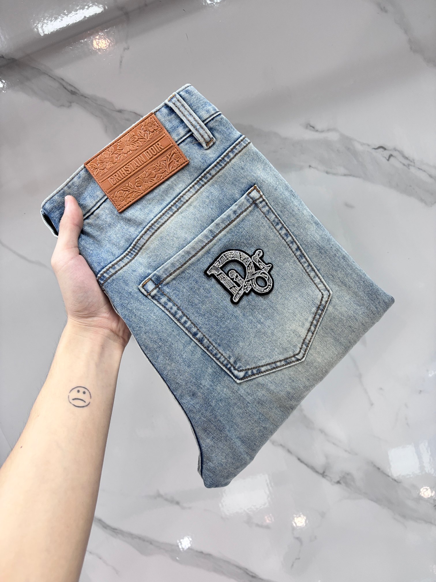 NO:846912,Dior high-end customization, 2026 early autumn latest jeans, simultaneous sale at the counter, original customization, customer-supplied hardware accessories, original order quality, imported solid-color denim elastic fabric, heavy washing, fine workmanship, excellent upper body!  The preferred items are complete in three sizes.…………………………………………………… Size29-38, dior, jeans,19860909迪奥 高端定制、2026早秋最新款牛仔裤 柜台同步发售 原版定制 客供五金辅料 原单品质 进口固色牛仔弹力面料 重工洗水 做工走线精细 上身绝佳！优选单品 三标齐全.…………………………………………………… Size29-38,,dior,jeans,,Men's clothing