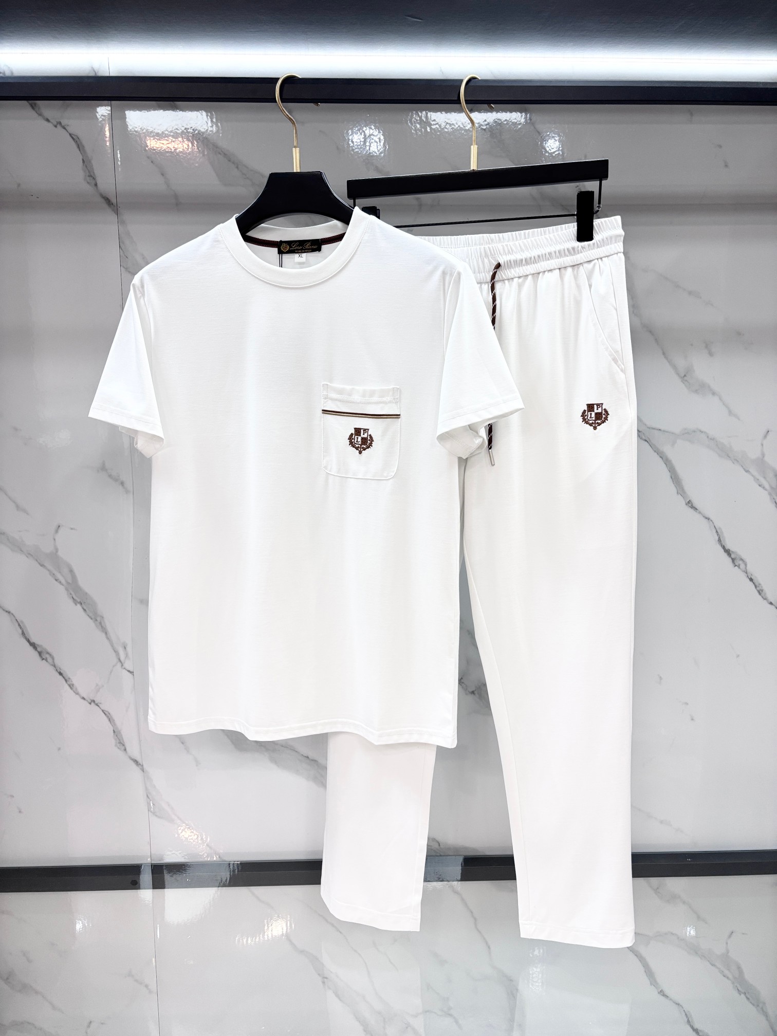 NO:839209,Lp 1956 counter's best-selling short-sleeved suit, exquisite crafts counter fabrics, top-notch elements, complete classic short-sleeved 3-label, trendy men's fashion, unparalleled in terms of upper body comfort, can be said to be a summer must-have!  ……………………………………………………………… SizeM-XXXL,,loro piana,T-shirt,19860909Lp 1956专柜热销款短袖套装,精致工艺专柜面料,顶级元素融合打造,经典短袖3标齐全,潮男时尚,无论是上身舒适度还是都是无可比拟的存在,可以说是夏日必备！…………………………………………………… SizeM-XXXL,,loro piana,T-shirt,,Men's clothing