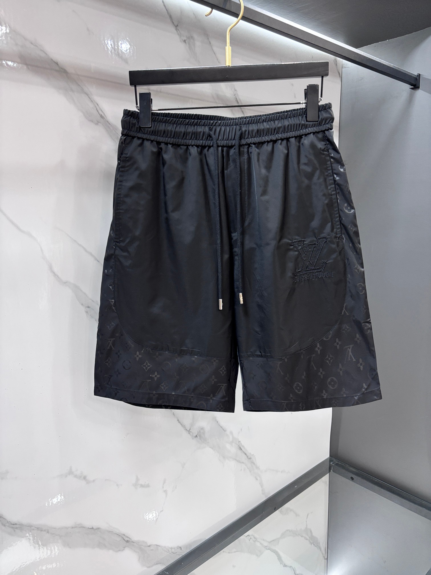NO:875061,Lv  The 2026ss new summer casual shorts perfectly combine the brand's iconic Monogram dark pattern with modern tailoring. They are made of high-density nylon fabric, which has both drape and breathability, and is not afraid of the sweltering summer heat. The waistband is designed with elastic drawstrings and is decorated with contrasting rope buckles, with exquisite details. Front side  The three-dimensional laminated pockets and customized hardware buckles are both practical and recognizable. The metal LV logo on the trouser legs is low-key and stylish. The neat straight silhouette is suitable for a variety of scenes. Whether it is for vacation or daily wear, it can easily create a relaxed and high-quality style.……………………………………………………  SizeM-XXXL,,louis vuitton,shorts,19860909Lv 2026ss夏季新款休闲短裤,将品牌标志性Monogram暗纹与现代剪裁完美融合.甄选高密锦纶面料打造,兼具垂坠感与透气性,无惧夏日闷热；腰头采用松紧抽绳设计,搭配撞色绳扣点缀,细节尽显精致.前侧立体压胶口袋与定制五金扣兼具实用与辨识度,裤脚处的金属LV标识低调点题,利落直筒版型适配多元场景,无论是度假出行还是日常穿搭,都能轻松塑造松弛高级的质感格调.………………………………………………… SizeM-XXXL,,louis vuitton,shorts,,Men's clothing