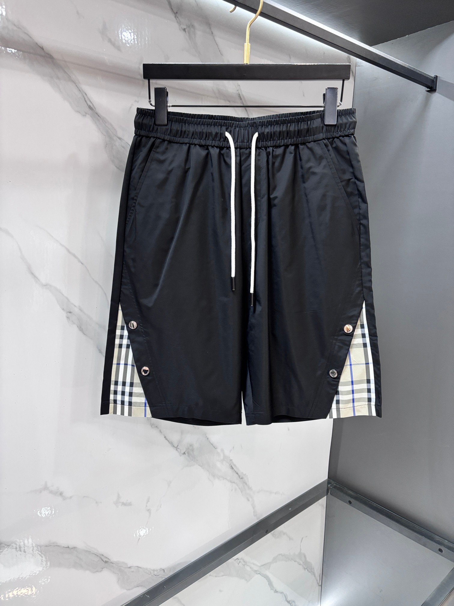 NO:875075,Burberry 2026ss new summer casual shorts, the classic logo quick-drying drawstring beach shorts are made of high-density nylon fabric, which has the characteristics of quick-drying, anti-wrinkle and breathability. The elastic waist design is equipped with a drawstring metal head, which is extremely comfortable!  …………………………………………… SizeM-XXXL,,burberry,shorts,19860909巴宝莉 2026ss夏季新款休闲短裤,经典标识速干抽绳沙滩短裤采用高密度锦纶面料,具备速干、抗皱、透气的特性,松紧腰设计搭配抽绳金属头,舒适度极高！………………………………………………… SizeM-XXXL,,burberry,shorts,,Men's clothing