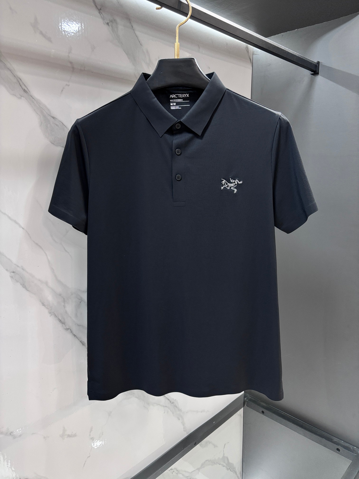 NO:839169,Arc'teryx 2026ss new summer product, men's no-iron anti-quick-drying business short-sleeved POLO shirt, rarely available through trading company channels, ahead of GW sales!  Summer show item, unique texture!  The fabric is silky and shiny, no-iron, anti-wrinkle and full of drape. No matter how you ravage it, it will remain as smooth as ever!  The fabric is made from custom-made imported polyester fiber fabrics. The fabric is wrinkle-resistant, lightweight and easy to care for. It feels light, silky and delicate. It has excellent breathability, moisture absorption and quick-drying properties. The upper body has a cooling effect. It is definitely the best choice for your summer wardrobe. If you get the actual product, you will definitely have an endless desire to repurchase!  The exquisite and smooth hemming and routing technology can withstand the harsh scrutiny and severe test of the masses. The first-class tailoring with basic fit makes the upper body three-dimensional and tall, handsome and charming!  …………………………………………………… SizeM-XXXXl,arc'teryx,T-shirt,19860909始祖鸟 2026ss夏季新品,男士免烫抗速干商务短袖POLO衫,贸易公司渠道稀出,领先GW发售！夏季秀款单品,独特纹理！面料丝滑冰感有光泽,免烫抗皱垂感十足,不论你如何蹂躏都会顺滑如初！ 面料精选客供定制进口聚酯纤维面料制成,面料抗皱轻盈好打理,手感轻薄丝滑细腻,拥有着极佳的透气吸湿速干性能,上身自带降温功效,绝对是夏日衣橱中不二之选,实物到手绝对会让你有无限回购的渴望！精湛平顺的包边走线工艺,经得起群众苛刻的目光审视及严峻考验,基础合体的一流版型裁剪,上身立体挺拔,帅气迷人！…………………………………………………… SizeM-XXXXl,arc'teryx,T-shirt,,Men's clothing