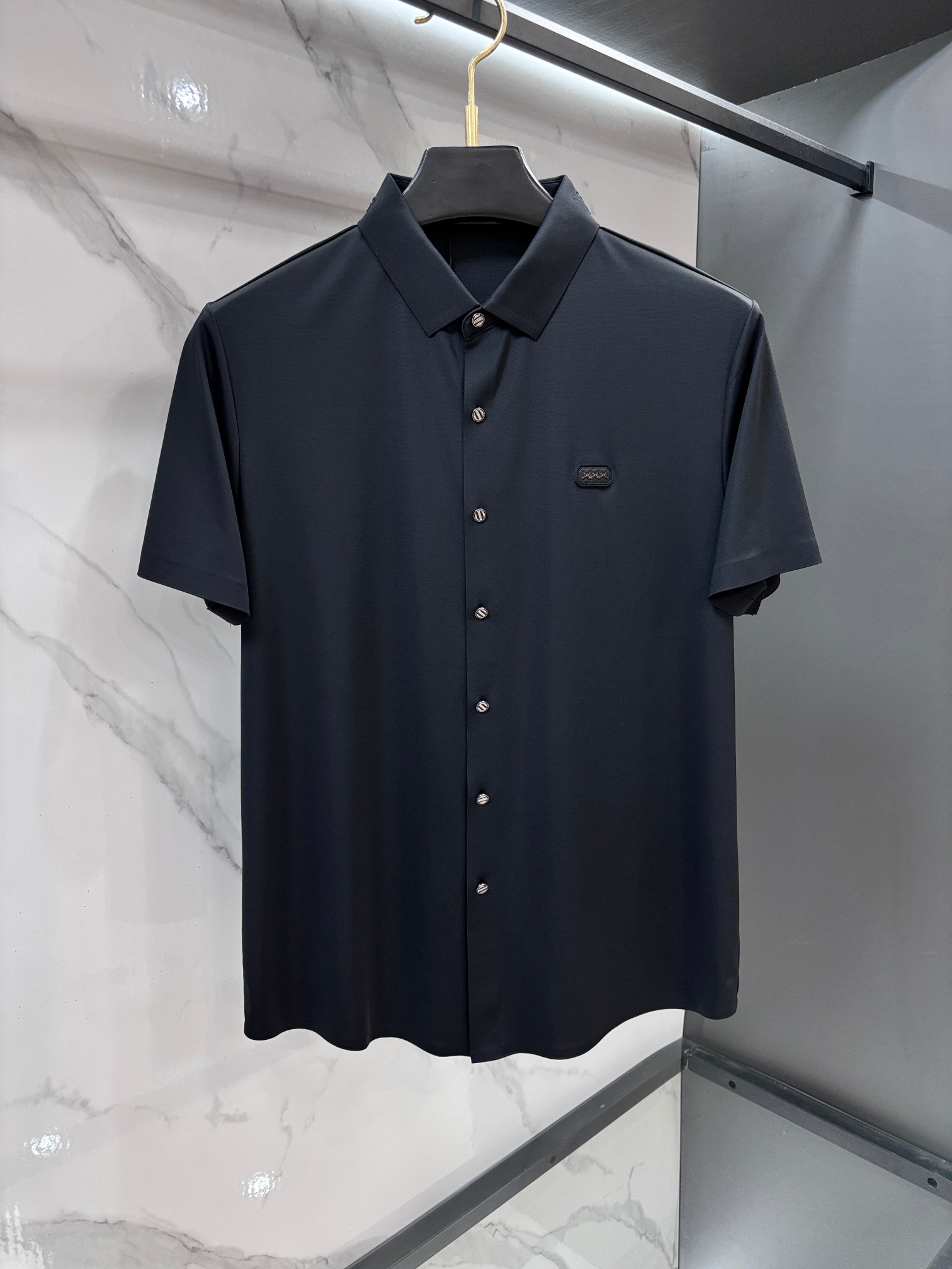 NO:839210,Ermenegildo Zegna 2026ss new lapel short-sleeved shirt, customized top-notch cool nylon seamless shirt!  Designed with heavy craftsmanship, embellished with logos of fashionable big-name elements, the upper body has a great shape, and the fabric is fine, comfortable and breathable. It looks great with any combination and is a must-have for fashionable men!  ……………………………………………………………… SizeM-XXXXL,,zegna,shirts,T-shirt,19860909杰尼亚 2026ss新款翻领短袖衬衫,定制顶级冰爽锦氨无痕衬衫！重工艺设计,时尚大牌元素logo点缀,上身版型超赞,面料细腻舒适透气,随意搭配都超级好看时尚型男必备款哦！…………………………………………………… SizeM-XXXXL,,zegna,shirts,T-shirt,,Men's clothing
