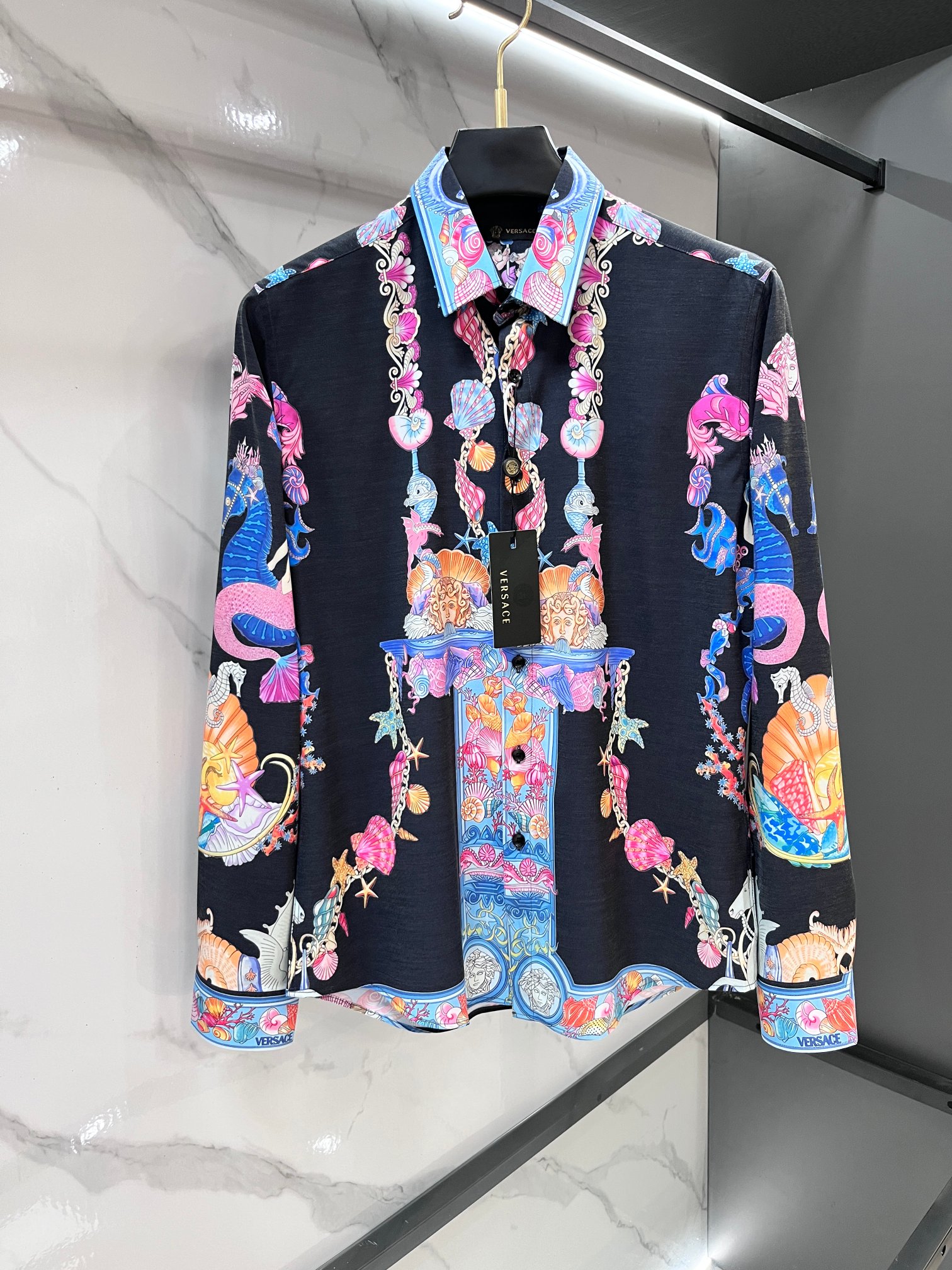 NO:839197,Versace 2026ss new men's long-sleeved shirt, high-end version!  Customized fabric with high breathability and comfort, impeccable details, brand element design concept, reflecting high quality. It feels delicate and soft!  It presents a casual cut and the upper body shape is awesome!  …………………………………………………… SizeM-XXXL,,versace,shirts,19860909范思哲 2026ss新款男士长袖 衬衫 衬衣,高端版本！定制面料 透气舒适度高,细节无可挑剔,品牌元素设计理念,体现高品质.手感细腻柔软！呈现休闲裁剪,上身版型超赞！…………………………………………………… SizeM-XXXL,,versace,shirts,,Men's clothing