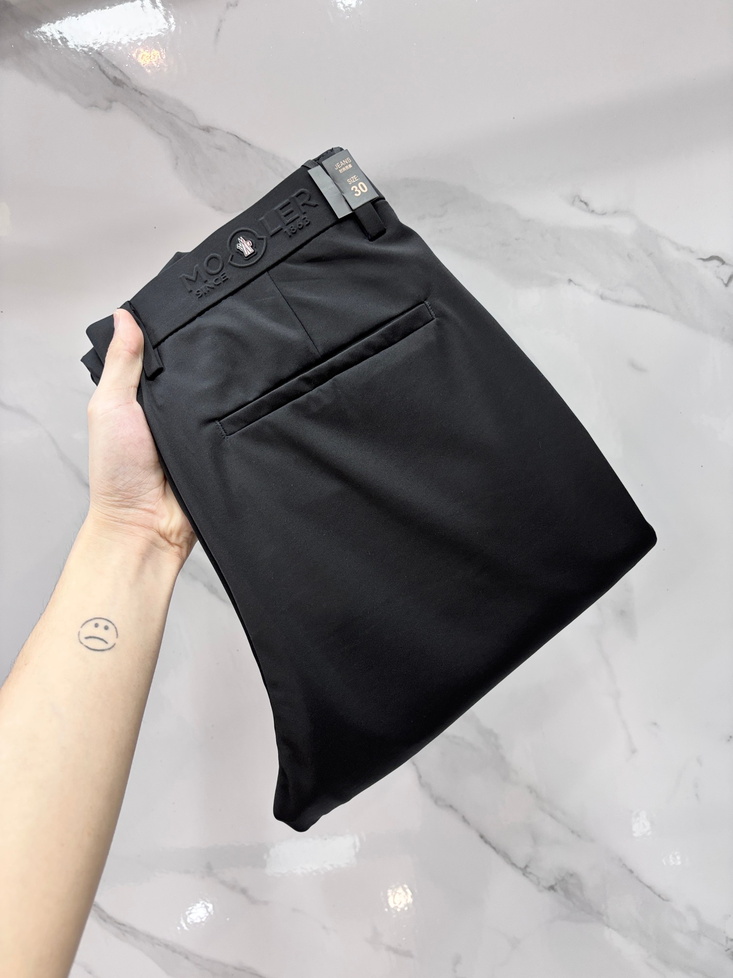 NO:846919,Mengkou's best-selling new casual trousers at the counter, top-end high-end shipments, truly top-notch OEM factories with strict processes, suitable for various high-end gathering places, and can also be worn with casual jackets, professional development and research for 3 months, perfect fit!  Super comfortable, business fashion style!  …………………………………………… Size29-38,,Moncler,jackets & coats,19860909蒙口 专柜热销新款休闲西裤,顶级高端出货,真正顶级代加工厂严格工序,适合出示各种聚会高级场所,亦可休闲外套搭穿,专业开发研究3个月调制,版型上身绝对！舒适度超高 商务时尚款 ！…………………………………………………… Size29-38,,Moncler,jackets & coats,,Men's clothing