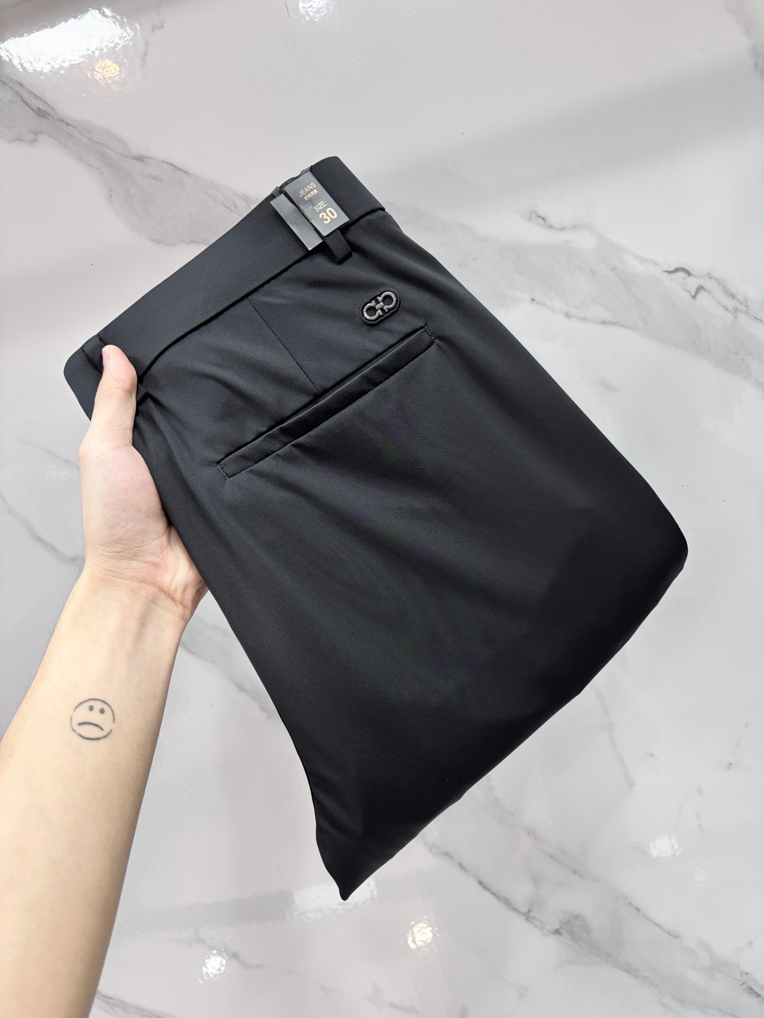 NO:846917,Ferragamo's best-selling new casual trousers at the counter, top-end shipments, truly top-notch OEM factories with strict processes, suitable for various high-end gathering places, and can also be worn with casual jackets, professional development and research for 3 months, perfect fit!  Super comfortable, business fashion style!  ……………………………………………………………… Size29-38,,ferragamo,jackets & coats,19860909菲拉格慕 专柜热销新款休闲西裤,顶级高端出货,真正顶级代加工厂严格工序,适合出示各种聚会高级场所,亦可休闲外套搭穿,专业开发研究3个月调制,版型上身绝对！舒适度超高 商务时尚款 ！…………………………………………………… Size29-38,,ferragamo,jackets & coats,,Men's clothing