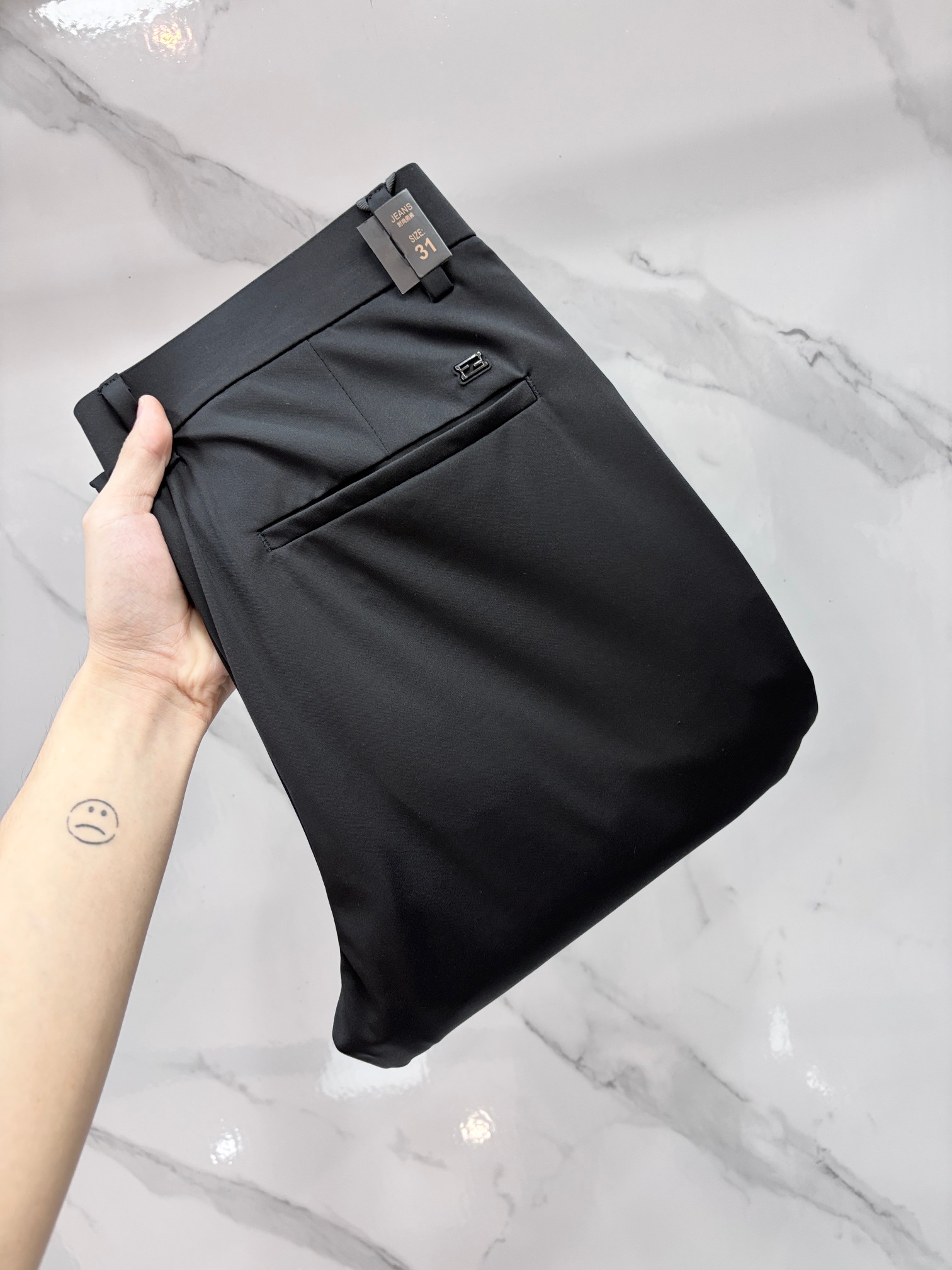 NO:846915,Fendi's best-selling new casual trousers at the counter, top-end shipments, truly top-notch OEM factories with strict processes, suitable for various high-end gathering places, and can also be worn with casual jackets, professional development and research for 3 months, perfect fit!  Super comfortable, business fashion style!  ……………………………………………………………… Size29-38,,fendi,jackets & coats,19860909芬迪 专柜热销新款休闲西裤,顶级高端出货,真正顶级代加工厂严格工序,适合出示各种聚会高级场所,亦可休闲外套搭穿,专业开发研究3个月调制,版型上身绝对！舒适度超高 商务时尚款 ！…………………………………………………… Size29-38,,fendi,jackets & coats,,Men's clothing
