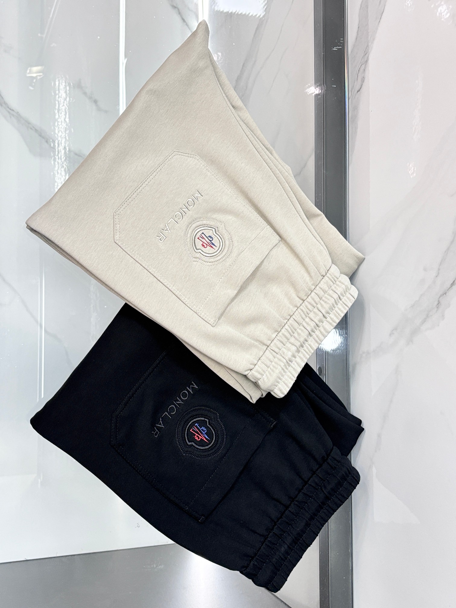 NO:839181,New products for Meng Mouth are on the market at the same time. High-quality fashionable casual pants made from original orders. Super versatile. Exclusively customized fabrics, with a delicate and soft feel, comfortable close-fitting, and a super stylish upper body! The original customized latest hardware accessories. Super beautiful shape, the upper body shows slender legs, the lining and wiring are impeccable, you can attend any occasion,…………………………………………………… SizeM-XXXL,,Moncler,19860909蒙口 新品同步上市.原单订制高品质时尚休闲裤.超级百搭款.独家定制面料,手感细腻柔软,贴身舒适,上身超有型！原版定制最新五金辅料.超靓版型、上身显腿修长,內里,走线都无可挑剔,任何场合都可出席,…………………………………………………… SizeM-XXXL,,Moncler,,Men's clothing