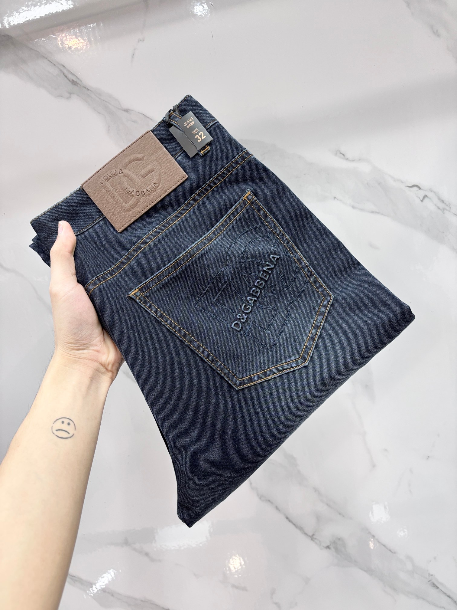 NO:839189,DG high-end customization, 2026 early autumn latest jeans, simultaneous sale at the counter, original customization, customer-supplied hardware accessories, original order quality, imported solid color denim elastic fabric, heavy washing, fine workmanship and fine line routing, excellent upper body!  The preferred items are complete with three standards.…………………………………………………… Size29-38,,jeans,19860909DG 高端定制、2026早秋最新款牛仔裤 柜台同步发售 原版定制 客供五金辅料 原单品质 进口固色牛仔弹力面料 重工洗水 做工走线精细 上身绝佳！优选单品 三标齐全.…………………………………………………… Size29-38,,jeans,,Men's clothing