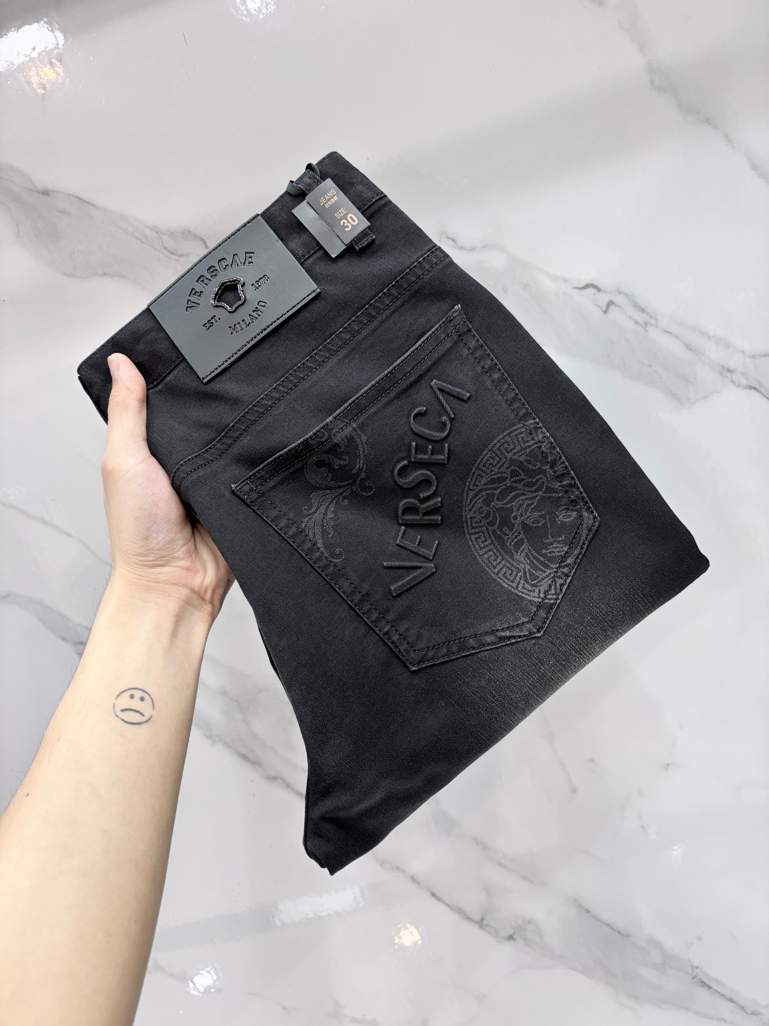 NO:839186,Versace high-end customization, 2026 early autumn latest jeans, simultaneous sale at the counter, original customization, customer-supplied hardware accessories, original order quality, imported solid-color denim elastic fabric, heavy washing, fine workmanship, excellent upper body!  The preferred items are complete with three standards.……………………………………………… Size29-38,,versace,jeans,19860909范思哲 高端定制、2026早秋最新款牛仔裤 柜台同步发售 原版定制 客供五金辅料 原单品质 进口固色牛仔弹力面料 重工洗水 做工走线精细 上身绝佳！优选单品 三标齐全.…………………………………………………… Size29-38,,versace,jeans,,Men's clothing