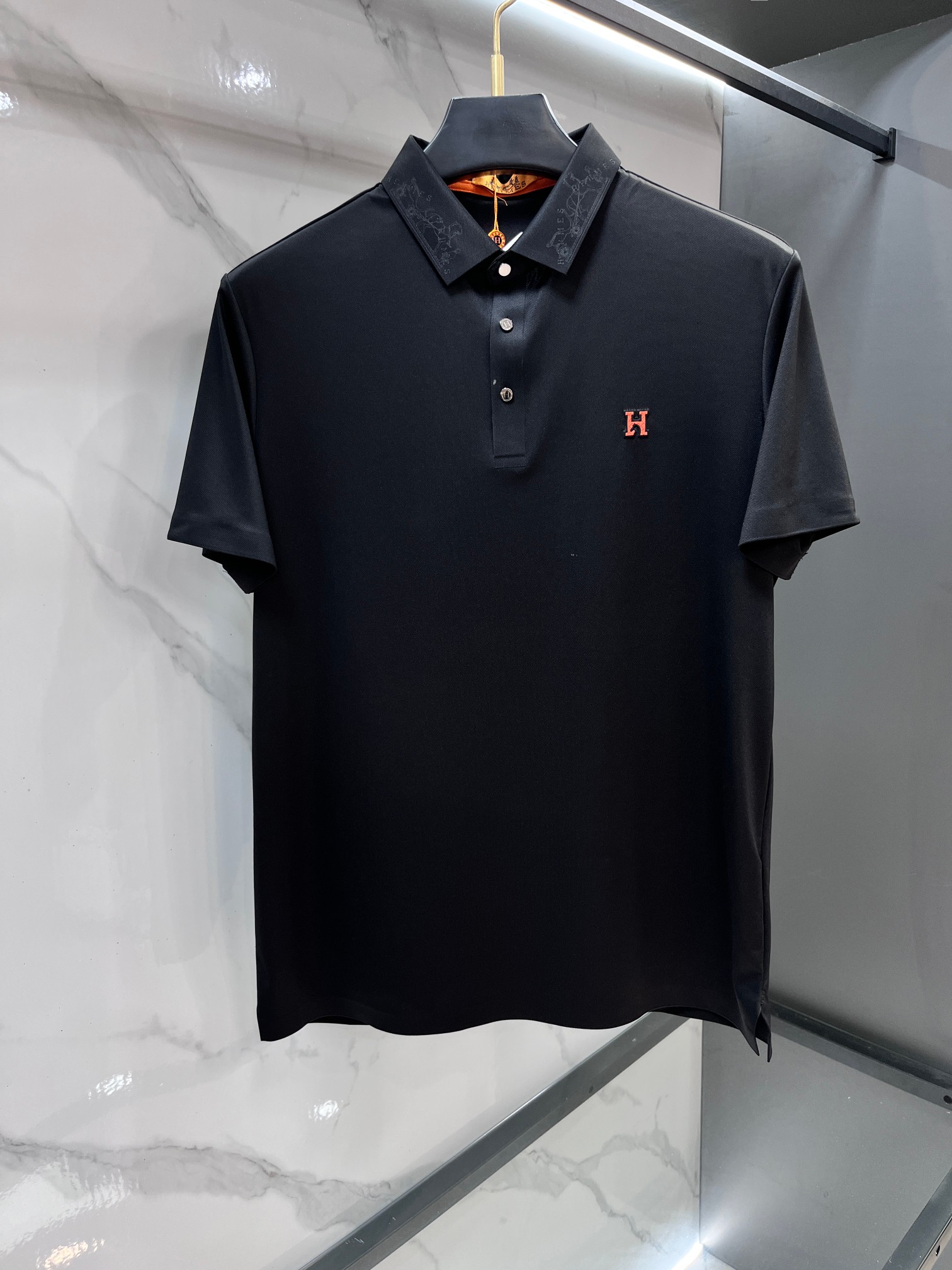 NO:846957,Hermès 2026ss new summer product, men's no-iron anti-quick-drying business short-sleeved POLO shirt, rarely available through trading company channels, ahead of GW sales!  Lujia's summer show item, unique texture!  The fabric is silky and shiny, no-iron, anti-wrinkle and full of drape. No matter how you ravage it, it will remain as smooth as ever!  The fabric is made from custom-made imported polyester fiber fabrics. The fabric is wrinkle-resistant, lightweight and easy to care for. It feels light, silky and delicate. It has excellent breathability, moisture absorption and quick-drying properties. The upper body has a cooling effect. It is definitely the best choice for your summer wardrobe. If you get the actual product, you will definitely have an endless desire to repurchase!  The exquisite and smooth hemming and routing technology can withstand the harsh scrutiny and severe test of the masses. The first-class tailoring with basic fit makes the upper body three-dimensional and tall, handsome and charming!  …………………………………………………… SizeM-XXXXl,,hermes,louis vuitton,louis vuitton,T-shirt,19860909爱马仕 2026ss夏季新品,男士免烫抗速干商务短袖POLO衫,贸易公司渠道稀出,领先GW发售！驴家夏季秀款单品,独特纹理！面料丝滑冰感有光泽,免烫抗皱垂感十足,不论你如何蹂躏都会顺滑如初！ 面料精选客供定制进口聚酯纤维面料制成,面料抗皱轻盈好打理,手感轻薄丝滑细腻,拥有着极佳的透气吸湿速干性能,上身自带降温功效,绝对是夏日衣橱中不二之选,实物到手绝对会让你有无限回购的渴望！精湛平顺的包边走线工艺,经得起群众苛刻的目光审视及严峻考验,基础合体的一流版型裁剪,上身立体挺拔,帅气迷人！…………………………………………………… SizeM-XXXXl,,hermes,louis vuitton,louis vuitton,T-shirt,,Men's clothing
