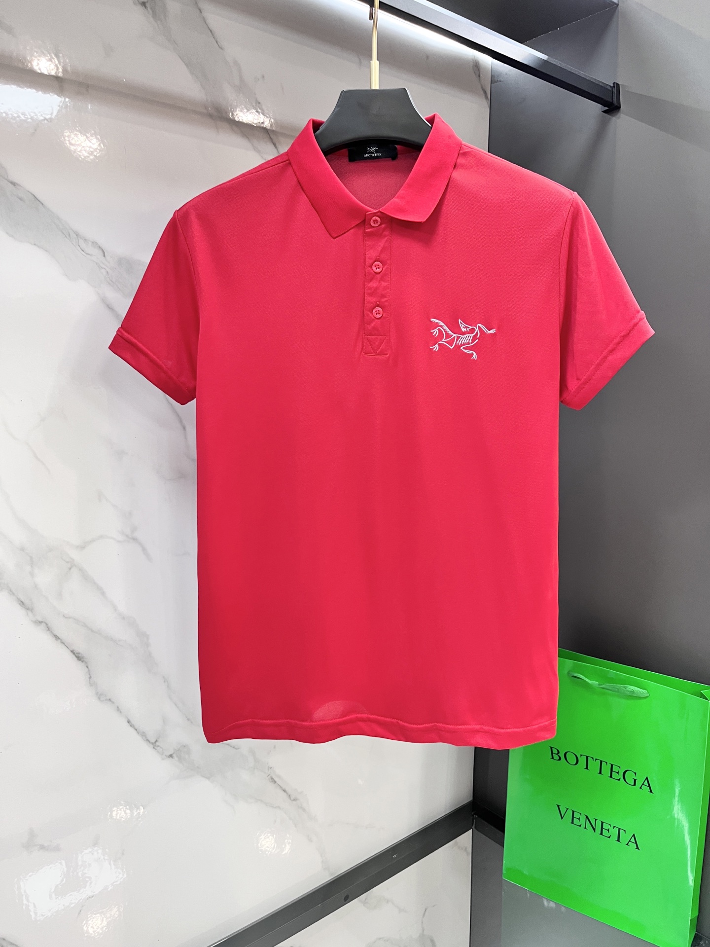 NO:846949,Arc'teryx 2026 new high-end business polo, a must-have item for white-collar workers and office workers!  Casual business lapel short sleeves, technical fabrics, great body feel, smooth feel and great texture!  It has good elasticity and no sense of restraint. The fabric has breathable mesh, moisture-wicking, quick-drying and keeps you dry. The small lapel placket design shows a tall and straight posture without being too soft. The simple style can be used for both business and leisure. Highly recommended!  Simple, elegant and clean, elegant and gentlemanly. High-end materials, the focus is on the fabrics, quality control is a must, the feel is extremely delicate and smooth, the fabric has a good luster and the upper body frame feels good, this is a mature quality men's clothing!  Sweat-free in summer, a new experience for business, commuting and leisure …………………………………………………… SizeS-XXXL, arc'teryx, T-shirt,19860909始祖鸟 2026新款高端商务polo 白领 单位人士必入单品！ 休闲商务翻领短袖,科技面料,体感非常棒,手感顺滑质感很棒！弹性好,无任何束缚感,面料自带透气网孔,吸湿排汗,速干保持干爽,小翻领门襟排扣设计,展露挺拔姿态,不软踏,简约款式,商务休闲都可驾驭,强烈推荐！简单大方干净利落,儒雅绅士风度.高级材质,重点就是面料上,品控的必上,手感极其细腻光滑,面料光泽感和上身骨架感好,打招成熟品质男装！夏天出汗秒干,全新体验 商务通勤休闲 …………………………………………………… SizeS-XXXL,arc'teryx,T-shirt,,Men's clothing