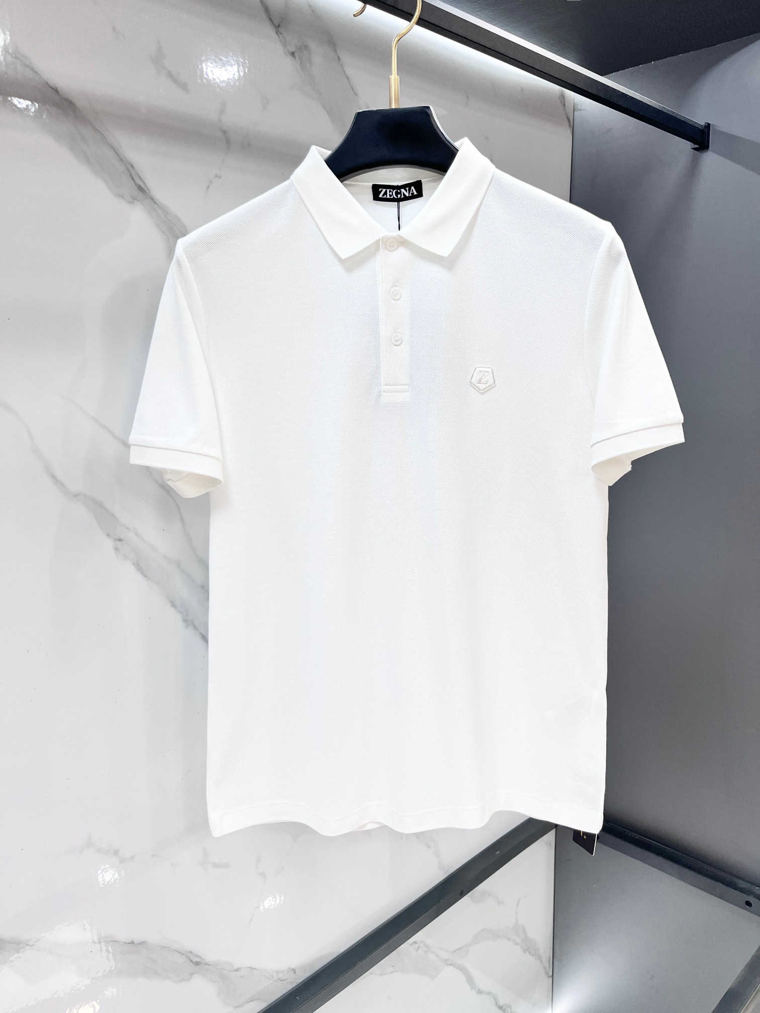 NO:846951,Ermenegildo Zegna 2026ss new men’s lapel Polo shirt in summer counter!  The ceiling-level business men's style of high-end men's clothing!  Simple and fashionable yet elegant, it looks great when worn alone, and quality control/details control can be taken away with your eyes closed. It is low-key, luxurious and connotative!  The custom-woven mesh pique cotton fabric supplied by the customer is carefully made. The mesh texture is evenly arranged on the surface of the fabric. It has excellent breathability and heat dissipation and perspiration. The upper body comfort is completely better than ordinary single-sided jersey tissue!  The classic brand LOGO on the chest is made with top-notch craftsmanship. The LOGO is three-dimensional, clear and full, and has extraordinary texture. Whether it is worn as an inner layer or worn alone, it is a classic product!  The exquisite tailoring process, every detail is handled very standard and delicately, which cannot be compared with other low-end products on the market. It is a must-have basic and versatile Polo shirt for men!  ……………………………………………………………… SizeM-XXXXL,,zegna,19860909杰尼亚 2026ss夏季专柜新款男士翻领Polo衫！高端男装的天花板级别的商务男款！简约时尚大气不失优雅,单穿内搭体面过人,品质控/细节控的闭眼带走,低调又奢华有内涵！客供定织网眼珠地棉布精心制成,面料表面排列均匀整齐的网眼纹理,透气性和散热排汗性极佳,上身舒适程度完全优于普通单面汗布组织！胸前经典的品牌LOGO标识,采用顶级工艺打造,LOGO立体清晰饱满,质感非凡的特质,无论是内搭还是单穿都是一款经典领域的产品！精妙绝伦的裁剪工艺,每一个细节处理的非常标准细腻,非市面一般LOW货可以媲美的,男士必入基础百搭款Polo衫推荐！…………………………………………………… SizeM-XXXXL,,zegna,,Men's clothing