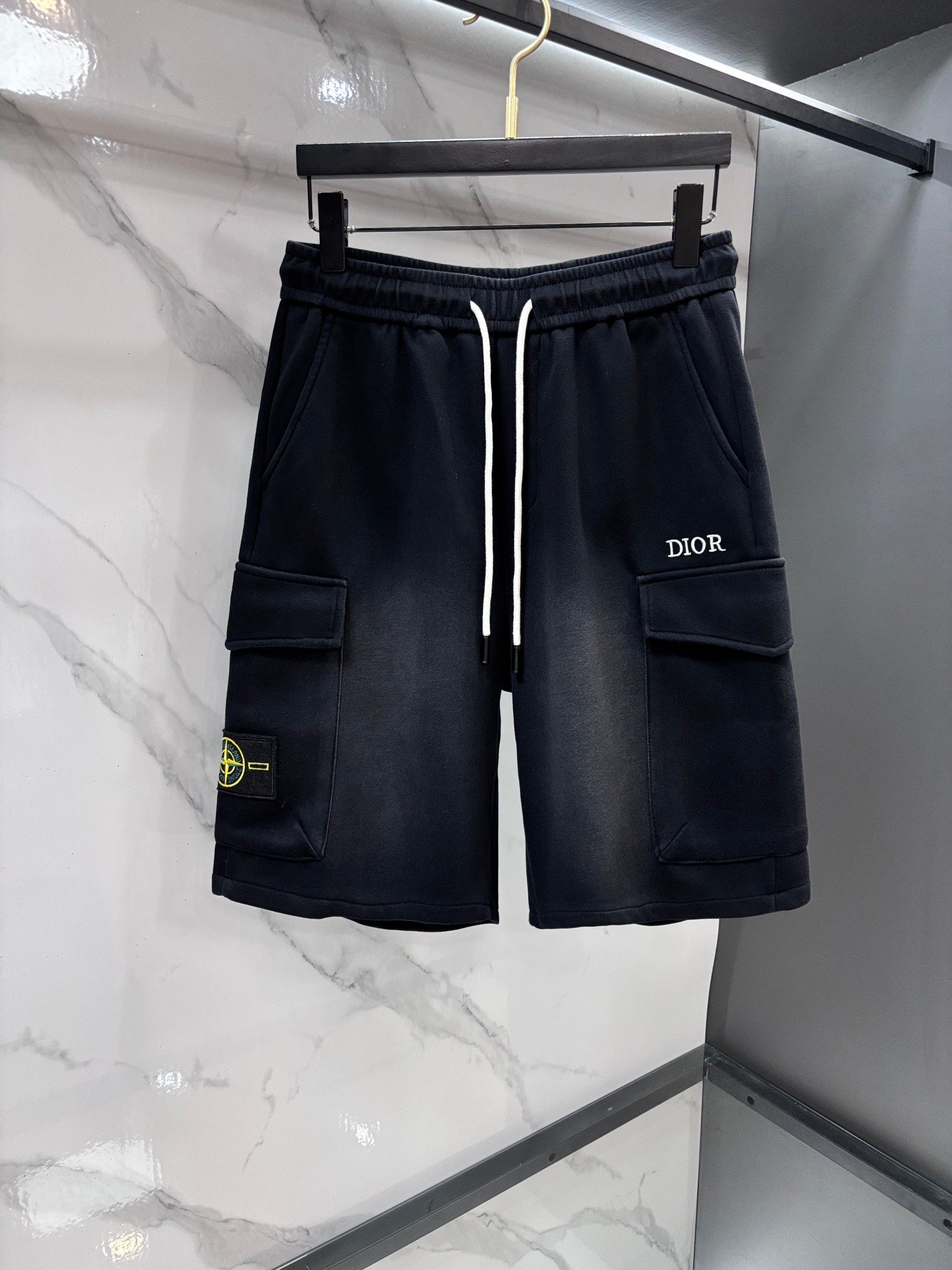 NO:875068,Dior 2026 spring and summer new knitted pants, five-point shorts!  Synchronized with the official website, 1-1 copy of the original, undeniably fine workmanship, selected high-quality knitted cotton fabric, soft and delicate to the touch, a must-have item for summer, the upper body effect is super handsome, super real shooting, close contact with the texture!  ……………………………………………… SizeM-XXXL,,dior,shorts,19860909迪奥 2026春夏新款针织裤,五分短裤！官网同步 原版1-1复、做工精细无可否认、精选优质针织棉面料、手感柔软细腻,夏季必备单品、上身效果超帅气,超真实拍摄、零距离接触质感！………………………………………………… SizeM-XXXL,,dior,shorts,,Men's clothing