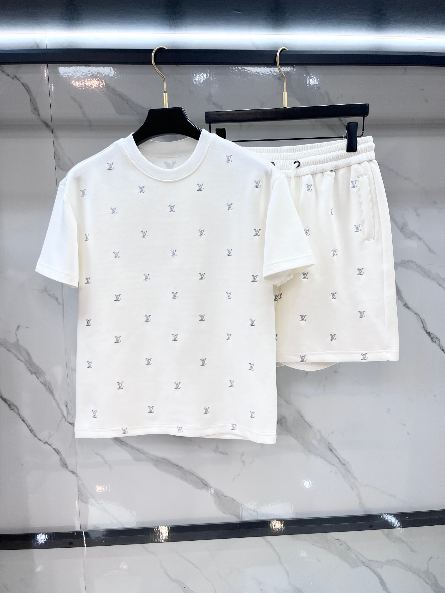 NO:855357,Lv 2026 spring and summer latest style, same style for men and women, classic design short-sleeved T-shirt shorts suit, slightly expanded version, customized air layer fabric, soft to the touch, comfortable to wear, fine workmanship. The upper body effect is invincible and handsome.……………………………………………………………… SizeM-XXXL,, louis vuitton, shorts, T-shirt, tees, t-shirt,19860909Lv 2026春夏最新款,男女同款,经典设计短袖T恤短裤套装,微扩版型,定制空气层面料,手感柔软,穿着舒适,做工精细.上身效果无敌帅气.………………………………………………… SizeM-XXXL,,louis vuitton,shorts,T-shirt,tees，t-shirt,,Men's clothing