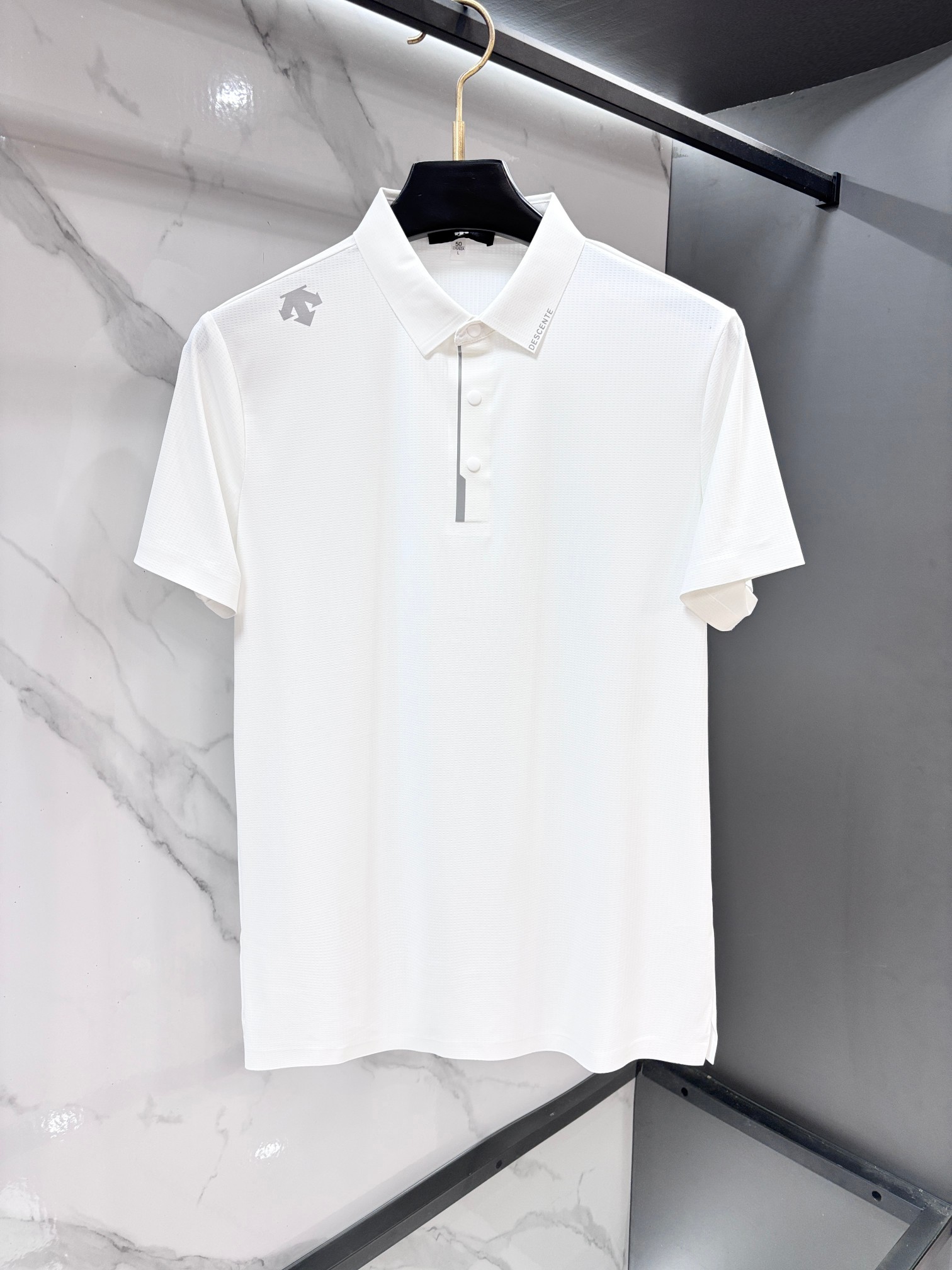 NO:860389,Descente 2026ss new summer product, men's no-iron anti-quick-drying business short-sleeved POLO shirt, rarely available through trading company channels, ahead of GW sales!  Summer show item, unique texture!  The fabric is silky and shiny, no-iron, anti-wrinkle and full of drape. No matter how you ravage it, it will remain as smooth as ever!  The fabric is made from custom-made imported polyester fiber fabrics. The fabric is wrinkle-resistant, lightweight and easy to care for. It feels light, silky and delicate. It has excellent breathability, moisture absorption and quick-drying properties. The upper body has a cooling effect. It is definitely the best choice for your summer wardrobe. If you get the actual product, you will definitely have an endless desire to repurchase!  The exquisite and smooth hemming and routing technology can withstand the harsh scrutiny and severe test of the masses. The first-class tailoring with basic fit makes the upper body three-dimensional and tall, handsome and charming!  ……………………………………………………………… SizeM-XXXXl,,T-shirt,19860909迪桑特 2026ss夏季新品,男士免烫抗速干商务短袖POLO衫,贸易公司渠道稀出,领先GW发售！夏季秀款单品,独特纹理！面料丝滑冰感有光泽,免烫抗皱垂感十足,不论你如何蹂躏都会顺滑如初！ 面料精选客供定制进口聚酯纤维面料制成,面料抗皱轻盈好打理,手感轻薄丝滑细腻,拥有着极佳的透气吸湿速干性能,上身自带降温功效,绝对是夏日衣橱中不二之选,实物到手绝对会让你有无限回购的渴望！精湛平顺的包边走线工艺,经得起群众苛刻的目光审视及严峻考验,基础合体的一流版型裁剪,上身立体挺拔,帅气迷人！…………………………………………………… SizeM-XXXXl,,T-shirt,,Men's clothing