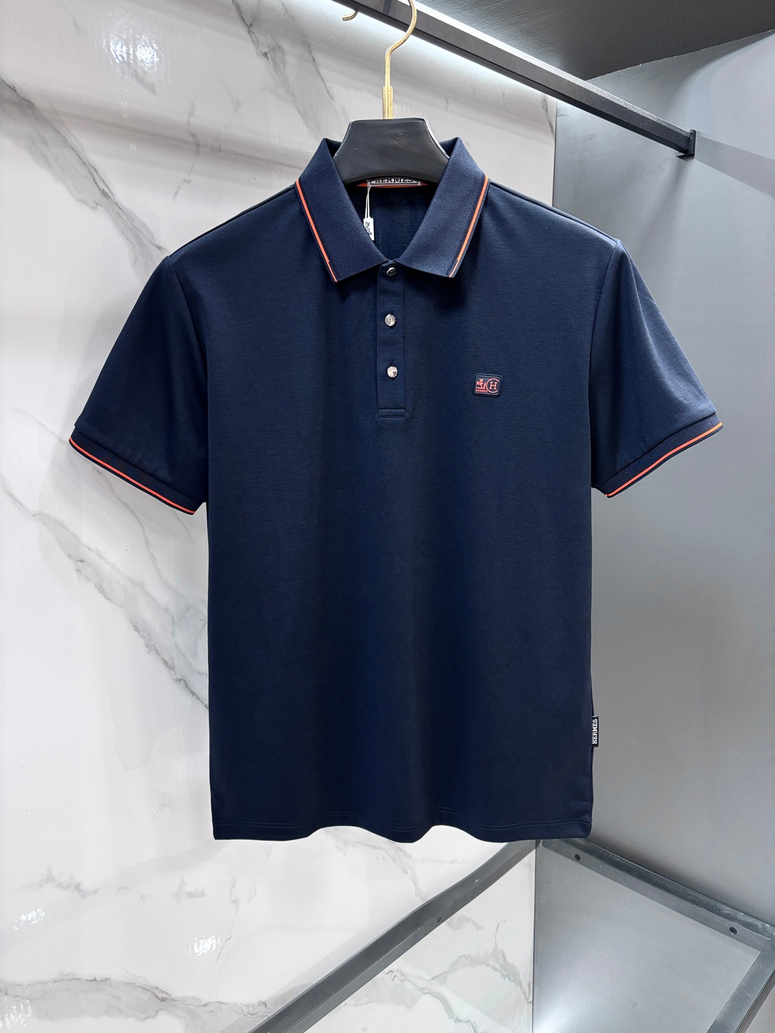 NO:860335,Hermès 2026ss new summer product, men's no-iron anti-quick-drying business short-sleeved POLO shirt, rarely available through trading company channels, ahead of GW sales!  Summer show item, unique texture!  The fabric is silky and shiny, no-iron, anti-wrinkle and full of drape. No matter how you ravage it, it will remain as smooth as ever!  The fabric is made from custom-made imported polyester fiber fabrics. The fabric is wrinkle-resistant, lightweight and easy to care for. It feels light, silky and delicate. It has excellent breathability, moisture absorption and quick-drying properties. The upper body has a cooling effect. It is definitely the best choice for your summer wardrobe. If you get the actual product, you will definitely have an endless desire to repurchase!  The exquisite and smooth hemming and routing technology can withstand the harsh scrutiny and severe test of the masses. The first-class tailoring with basic fit makes the upper body three-dimensional and tall, handsome and charming!  ……………………………………………………………… SizeM-XXXXl,,hermes,T-shirt,19860909爱马仕 2026ss夏季新品,男士免烫抗速干商务短袖POLO衫,贸易公司渠道稀出,领先GW发售！夏季秀款单品,独特纹理！面料丝滑冰感有光泽,免烫抗皱垂感十足,不论你如何蹂躏都会顺滑如初！ 面料精选客供定制进口聚酯纤维面料制成,面料抗皱轻盈好打理,手感轻薄丝滑细腻,拥有着极佳的透气吸湿速干性能,上身自带降温功效,绝对是夏日衣橱中不二之选,实物到手绝对会让你有无限回购的渴望！精湛平顺的包边走线工艺,经得起群众苛刻的目光审视及严峻考验,基础合体的一流版型裁剪,上身立体挺拔,帅气迷人！…………………………………………………… SizeM-XXXXl,,hermes,T-shirt,,Men's clothing