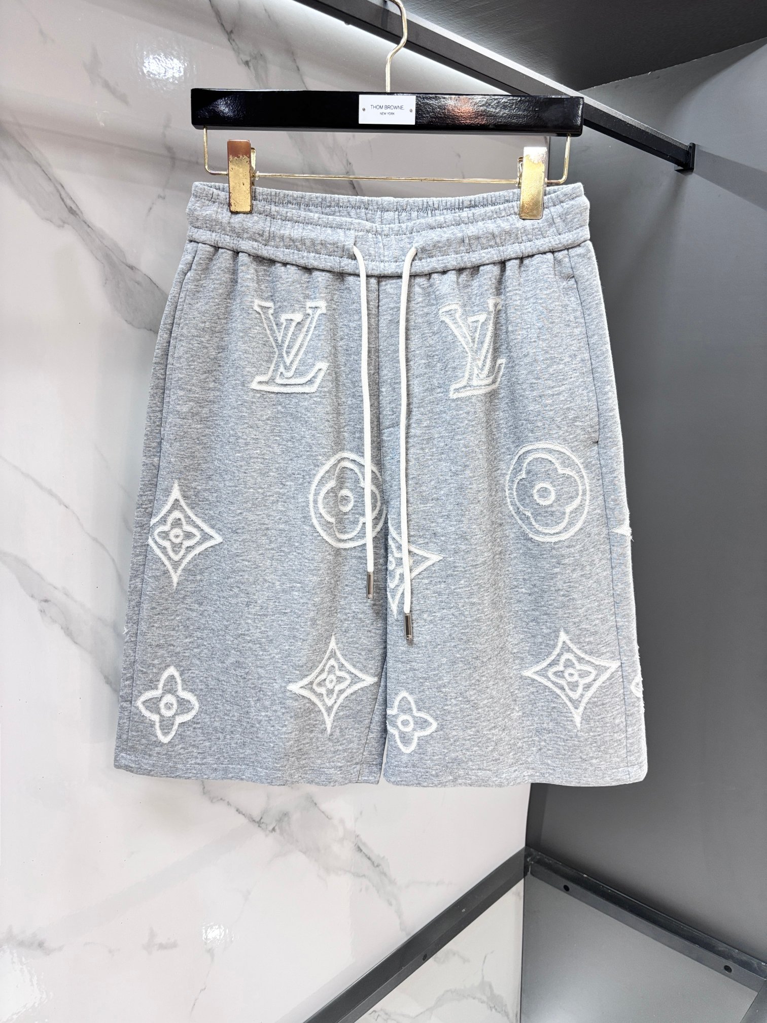 NO:875089,LV 2026 spring and summer new casual shorts!  On sale simultaneously on the official website. Customized brand classic LOGO, customized fabrics, extremely comfortable, strong touch. Highly recognizable, perfect appearance and craftsmanship!  …………………………………………………… SizeM-XXXL,,louis vuitton,shorts,19860909Lv 2026春夏新款休闲短裤！官网同步发售.定制品牌经典LOGO,定制面料,舒适度极好,手触感强烈.辨识度极高,完美品相工艺！…………………………………………………… SizeM-XXXL,,louis vuitton,shorts,,Men's clothing