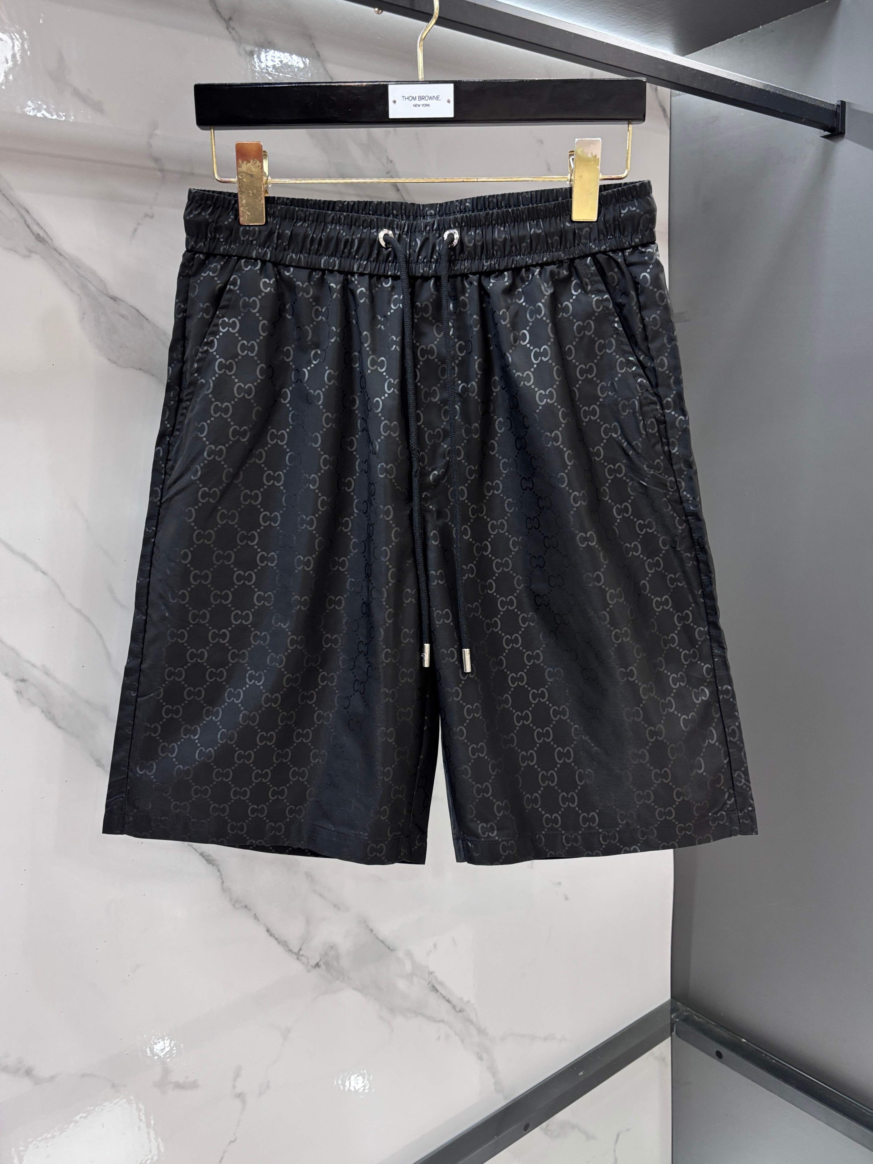 NO:875038,Gucci 2026 spring and summer new casual shorts!  On sale simultaneously on the official website. Customized brand classic LOGO, customized fabrics, extremely comfortable, strong touch. Highly recognizable, perfect appearance and craftsmanship!  ……………………………………………………………… SizeM-XXXL,,gucci,shorts,19860909Gucci 2026春夏新款休闲短裤！官网同步发售.定制品牌经典LOGO,定制面料,舒适度极好,手触感强烈.辨识度极高,完美品相工艺！…………………………………………………… SizeM-XXXL,,gucci,shorts,,Men's clothing