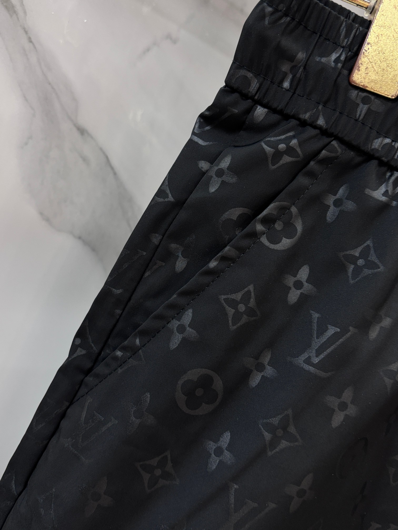 Lv 26SS满印超声波压花暗纹沙滩短裤，整体Logo采用超声波压花 60高密平纹锦纶面料，满天星聚酯纤