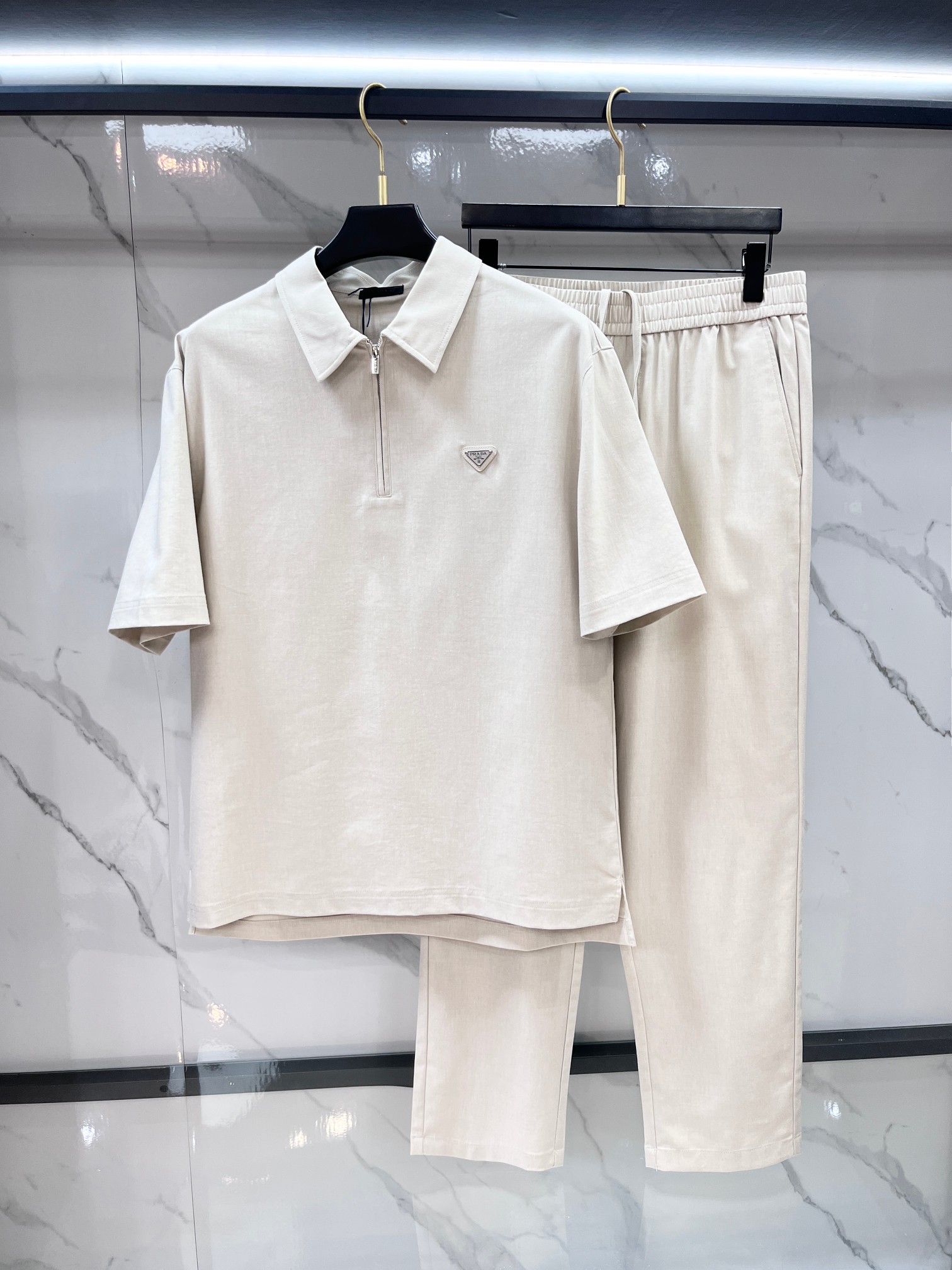 NO:860378,Prada spring suit, top quality, custom-made top linen fabric, has the advantage of full breathability, natural texture, not easy to sweat when worn in summer, perfect appearance, complete three standards, full and attractive color, very outstanding design, easily upgrades the sense of fashion, extremely elegant and rigorous workmanship, neat and meticulous wiring!  A masterpiece from a famous designer!  The upper body does not look bloated and is super handsome!  …………………………………………………… SizeM-XXXl,,prada,19860909普拉达 春款套装 顶级品质 定制顶级亚麻面料,优点是透气性拉满,自带天然肌理感,夏天穿不容易闷汗,品相非常完美,三标齐全色泽饱满诱人,非常出彩的设计,轻松将时髦感进阶,做工极为考究严谨,走线工整细致！大牌设计师巨作！上身不显臃肿、超级帅气！…………………………………………………… SizeM-XXXl,,prada,,Men's clothing