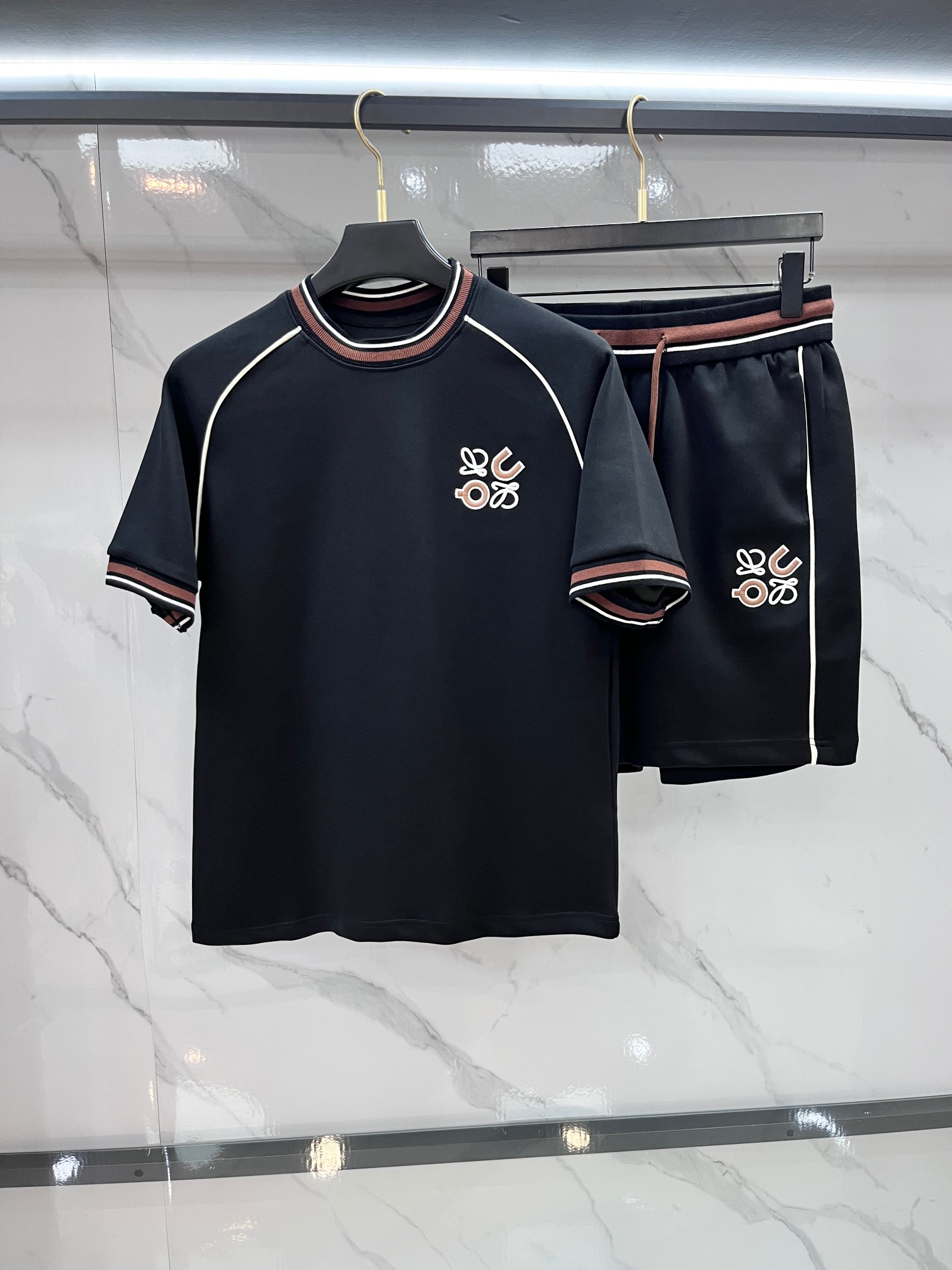 NO:916292,Loewe's latest 2026 spring and summer style, same style for men and women, classic design short-sleeved T-shirt shorts suit, slightly expanded version, customized air layer fabric, soft to the touch, comfortable to wear, fine workmanship. The upper body effect is invincible and handsome.…………………………………………………… SizeM-XXXL,,loewe,shorts,T-shirt,tees,t-shirt,19860909罗意威 2026春夏最新款,男女同款,经典设计短袖T恤短裤套装,微扩版型,定制空气层面料,手感柔软,穿着舒适,做工精细.上身效果无敌帅气.………………………………………………… SizeM-XXXL,,loewe,shorts,T-shirt,tees，t-shirt,,Men's clothing