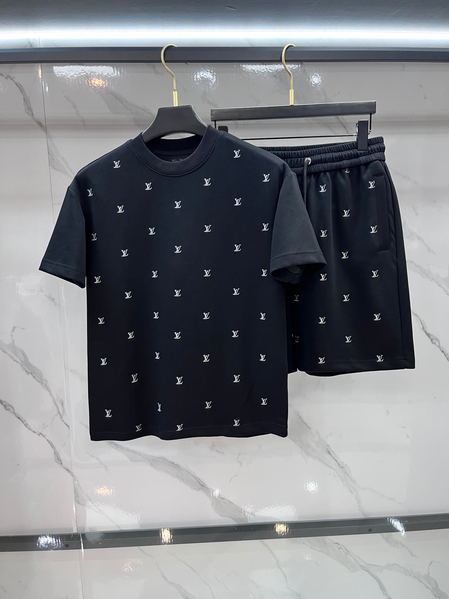 NO:860390,Lv 2026 spring and summer latest style, same style for men and women, classic design short-sleeved T-shirt shorts suit, slightly expanded version, customized air layer fabric, soft to the touch, comfortable to wear, fine workmanship. The upper body effect is invincible and handsome.……………………………………………………………… SizeM-XXXL,, louis vuitton, shorts, T-shirt, tees, t-shirt,19860909Lv 2026春夏最新款,男女同款,经典设计短袖T恤短裤套装,微扩版型,定制空气层面料,手感柔软,穿着舒适,做工精细.上身效果无敌帅气.………………………………………………… SizeM-XXXL,,louis vuitton,shorts,T-shirt,tees，t-shirt,,Men's clothing