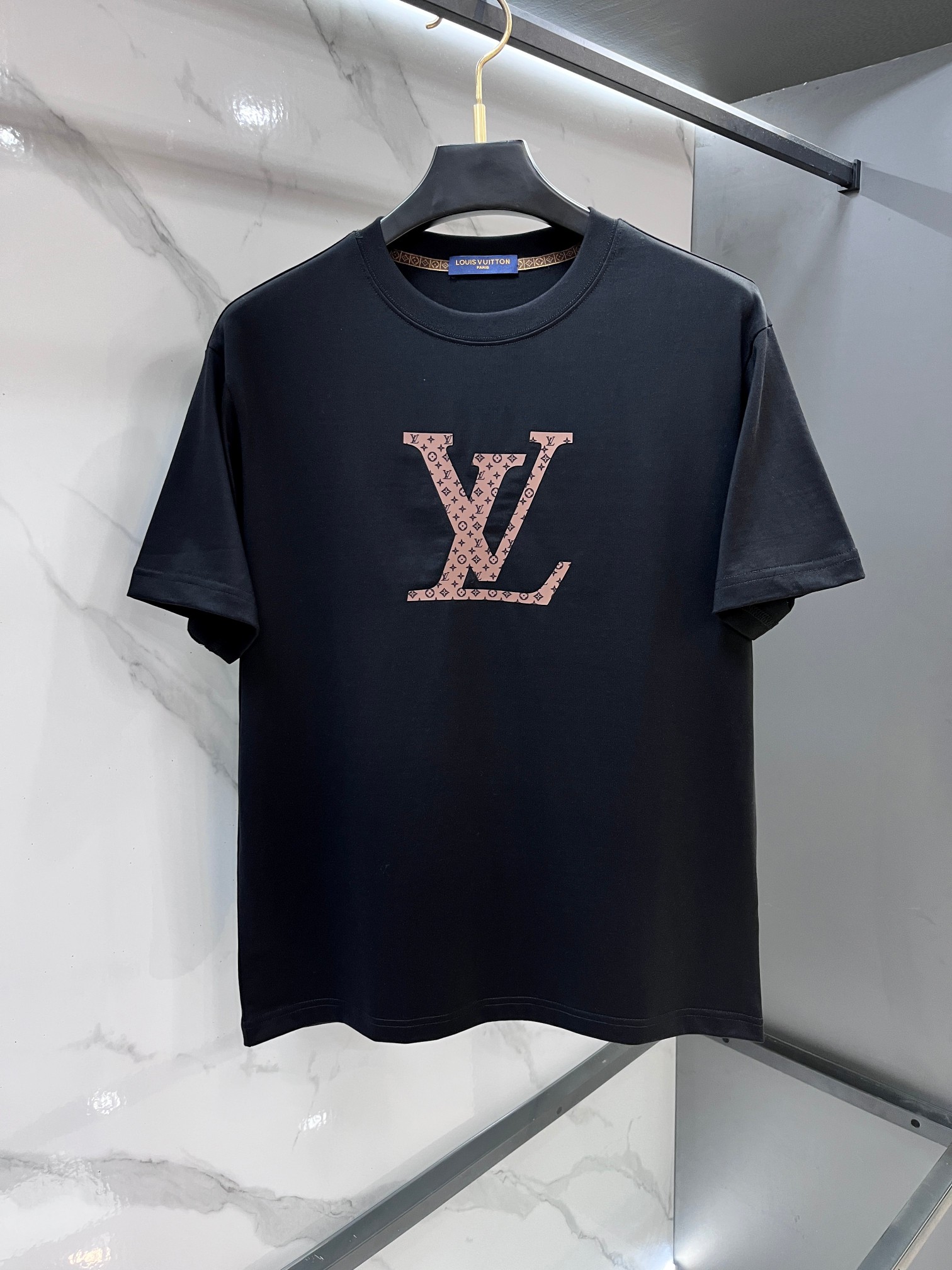 NO:860380,Lv 2026 spring and summer new original men's round neck short-sleeved T-shirts are on sale simultaneously at the counter. Popular style. Simple, fashionable and versatile. High-end quality. Embroidered logo pattern design on the chest. Customized high-quality long-staple cotton fabric. Comfortable to wear. Breathable. High-grade and textured. Simple and decent. Fashionable without losing personality. The upper body is casual and casual. Handsome and stylish. Shows the temperament of a big brand.…………………………………………………… SizeM-XXXL,,louis  vuitton,T-shirt,tees,t-shirt,19860909Lv 2026春夏新款原单男士圆领短袖T恤 柜台同步发售 爆款 简洁时尚百搭 高端品质 胸前刺绣logo图案设计 定制优质长绒棉面料 穿着舒适 透气 档次高很有质感 简单大方得体 时尚不失个性 上身休闲随性 帅气有型 彰显大牌气质.………………………………………………… SizeM-XXXL,,louis vuitton,T-shirt,tees，t-shirt,,Men's clothing