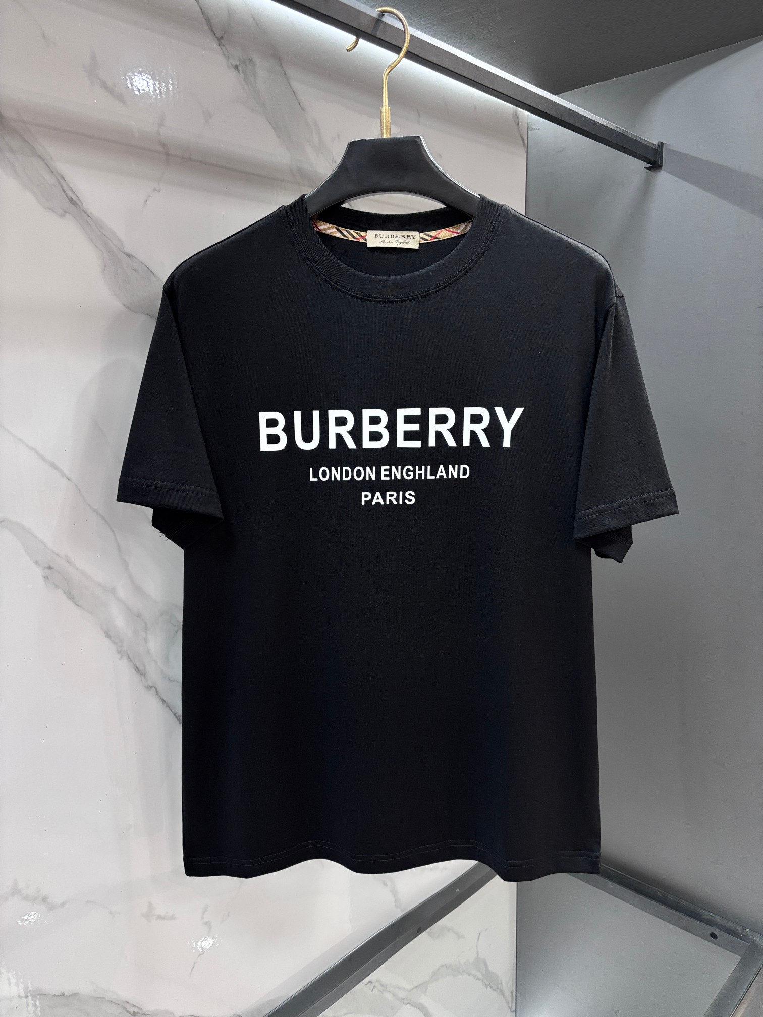 NO:875123,Burberry's 2026 spring and summer new original men's round neck short-sleeved T-shirt is on sale at the counter simultaneously. Popular style. Simple, fashionable and versatile. High-end quality. Embroidered logo pattern on the chest. Customized high-quality long-staple cotton fabric. Comfortable to wear. Breathable. High-grade and textured. Simple, generous and decent. Fashionable without losing personality. The upper body is casual and casual. Handsome and stylish, showing the temperament of a big brand.……………………………………………………  SizeM-XXXL,,burberry,T-shirt,tees,t-shirt,19860909巴宝莉 2026春夏新款原单男士圆领短袖T恤 柜台同步发售 爆款 简洁时尚百搭 高端品质 胸前刺绣logo图案设计 定制优质长绒棉面料 穿着舒适 透气 档次高很有质感 简单大方得体 时尚不失个性 上身休闲随性 帅气有型 彰显大牌气质.………………………………………………… SizeM-XXXL,,burberry,T-shirt,tees，t-shirt,,Men's clothing